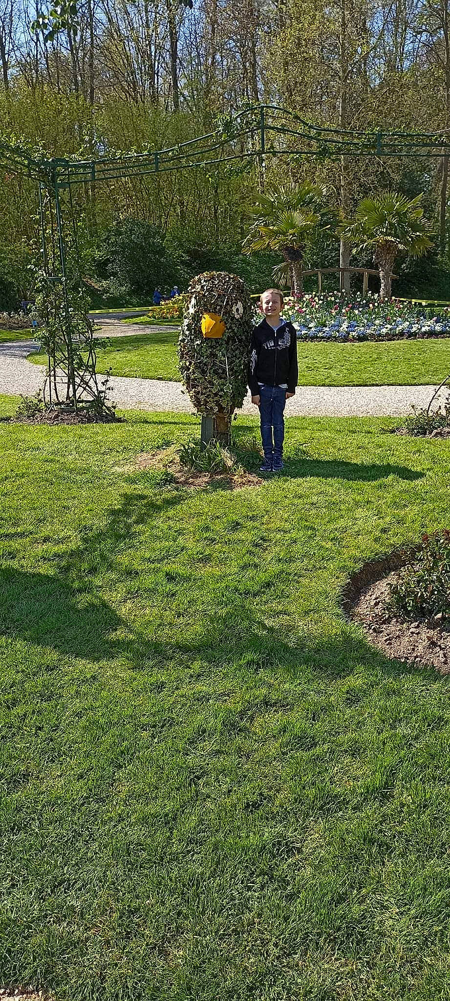 Lucas a rejoint le concours — aidez-le/la à gagner de superbes lots ! botany, garden, grass, grass_family, grassland, groundcover, jacket, joy, landscape, landscaping, lawn, leisure, meadow, pasture, people_in_nature, person, plant, recreation, shrub, soil