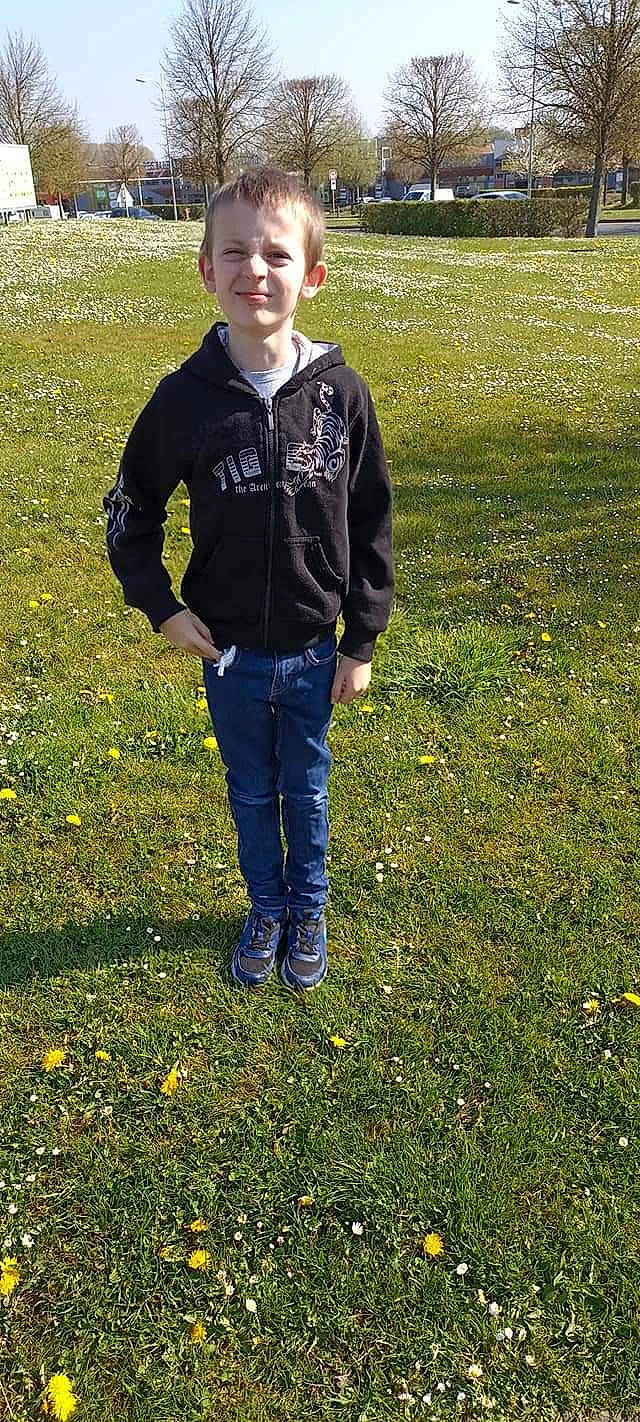 Lucas participe au concours pour gagner de l'argent avec cette photo : denim, electric_blue, face, field, gesture, grass, grassland, happy, hat, jeans, joy, landscape, meadow, pasture, people_in_nature, person, plant, prairie, sleeve, smile