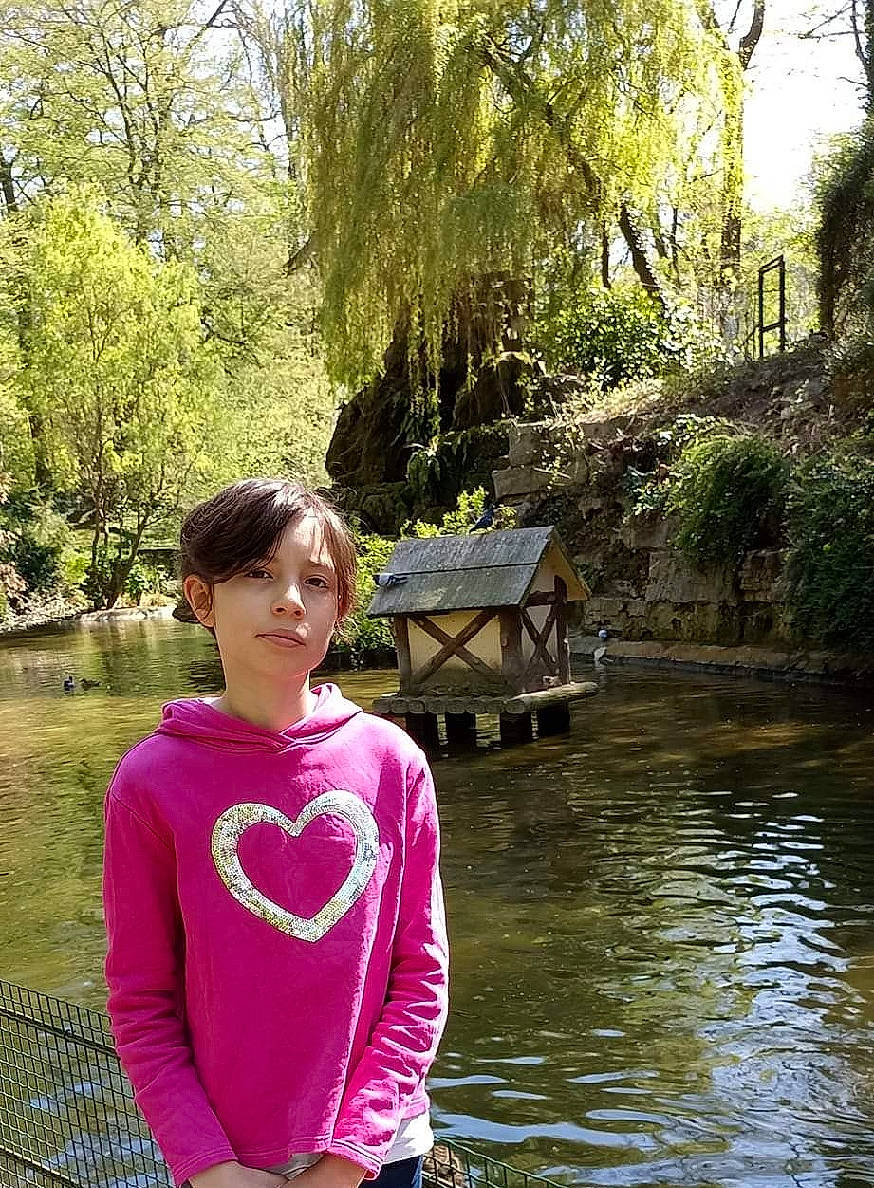 Cindy a rejoint le concours — aidez-le/la à gagner de superbes lots ! bank, body_of_water, botany, grass, happy, lake, leaf, leisure, morning, natural_landscape, nature, people_in_nature, person, plant, sleeve, smile, temple, travel, tree, water