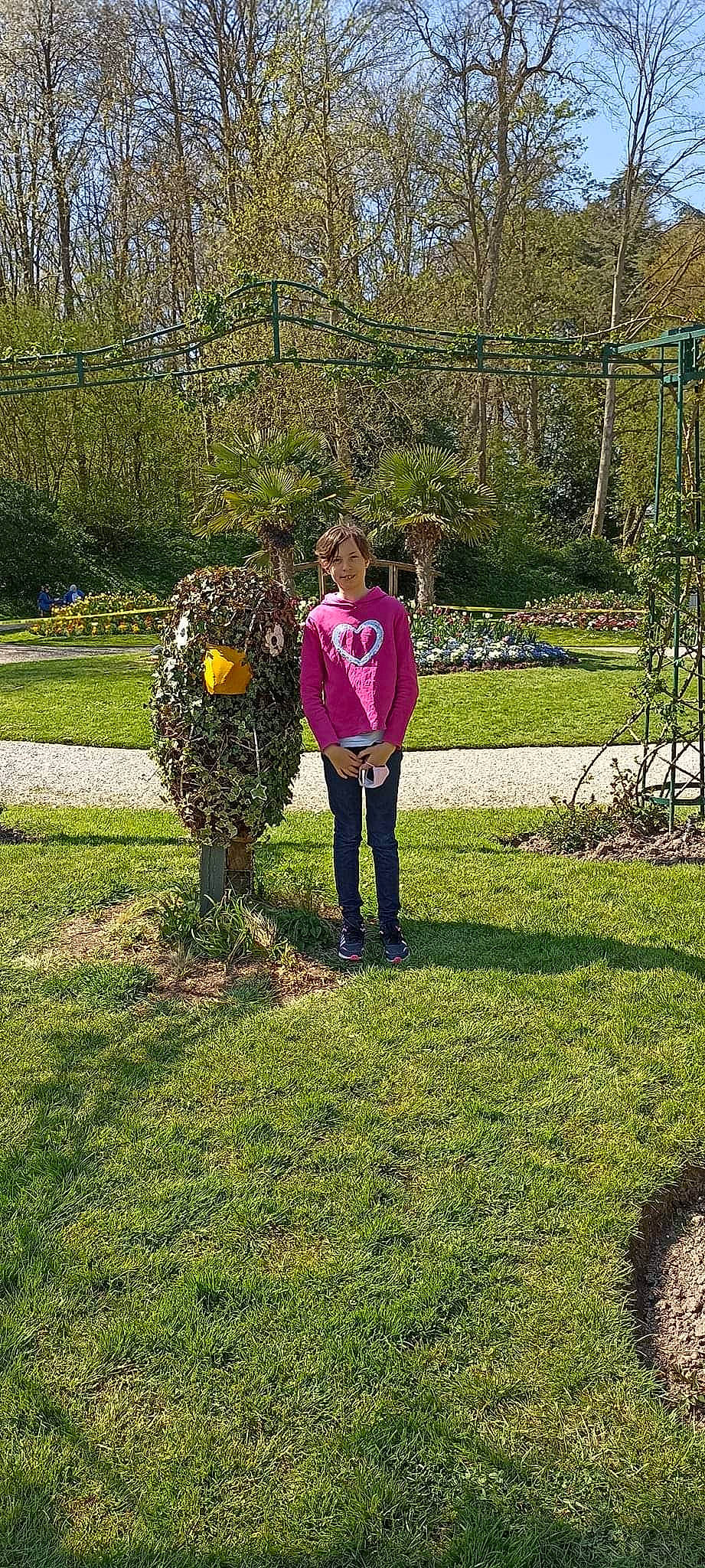 Cindy participe au concours pour gagner de l'argent avec cette photo : bag, botany, garden, gesture, grass, grass_family, grassland, happy, joy, landscape, lawn, leisure, luggage_and_bags, natural_landscape, people_in_nature, person, plant, recreation, shrub, tree