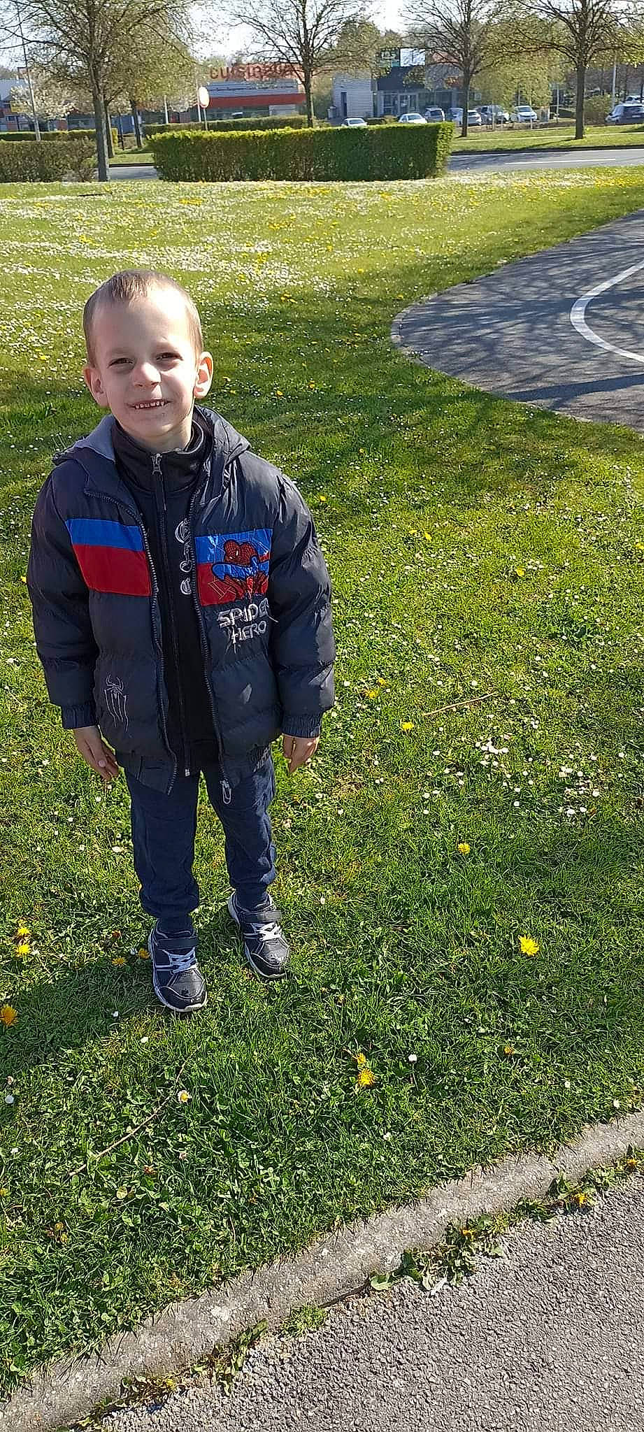 Enzo a rejoint le concours — aidez-le/la à gagner de superbes lots ! electric_blue, grass, grass_family, grassland, groundcover, happy, jacket, joy, landscape, lawn, meadow, natural_landscape, people_in_nature, person, plant, prairie, recreation, sleeve, smile, soil