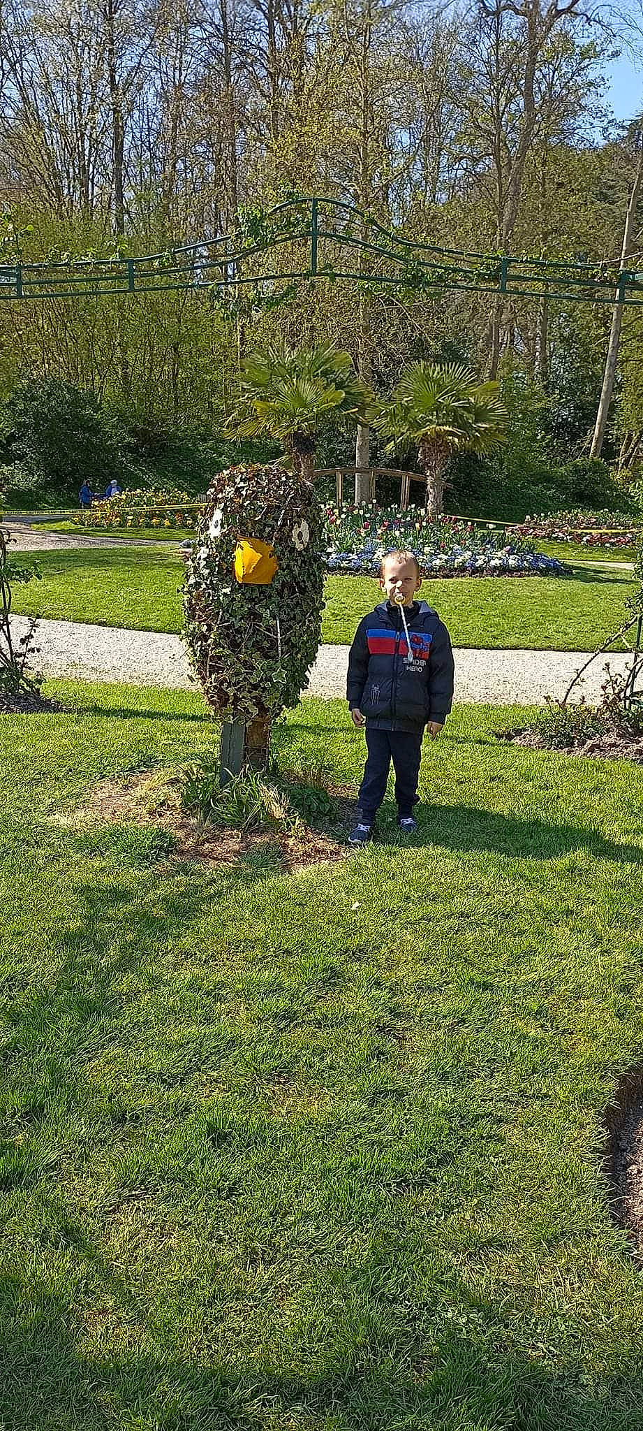 Enzo a rejoint le concours — aidez-le/la à gagner de superbes lots ! botany, environmental_art, garden, grass, grass_family, grassland, groundcover, hedge, jeans, landscape, landscaping, leisure, natural_landscape, people_in_nature, person, plant, recreation, shrub, soil, tree