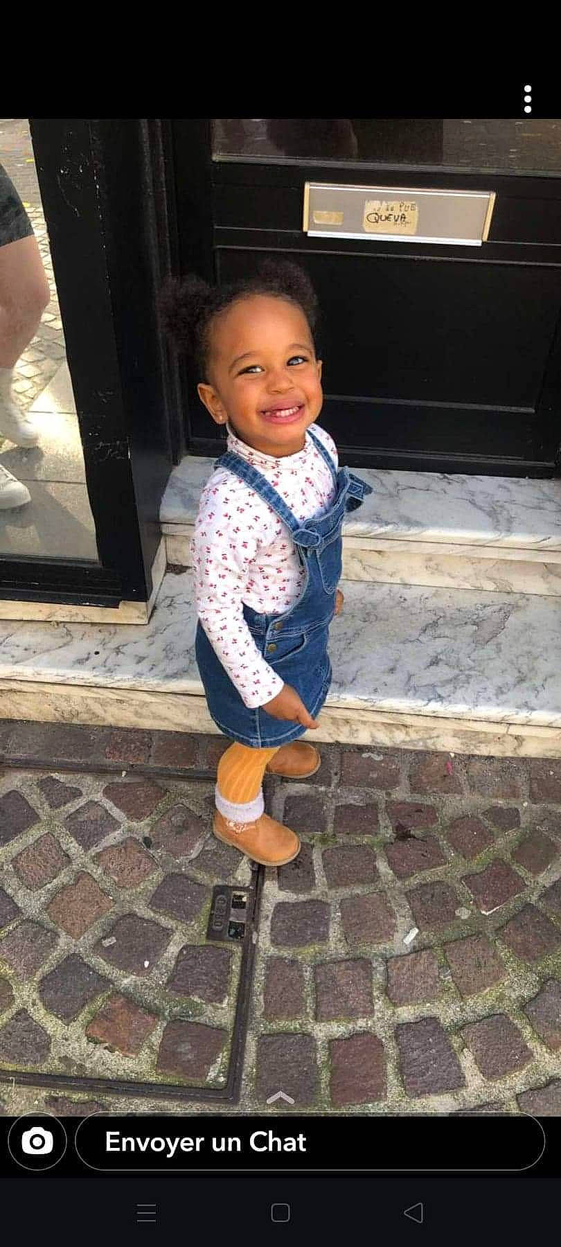 Leyla a rejoint le concours — aidez-le/la à gagner de superbes lots ! baby_toddler_clothing, beauty, child, eye, floor, flooring, happy, head, joint, joy, leg, person, public_space, road_surface, shoe, sidewalk, sleeve, smile, street_fashion, toddler