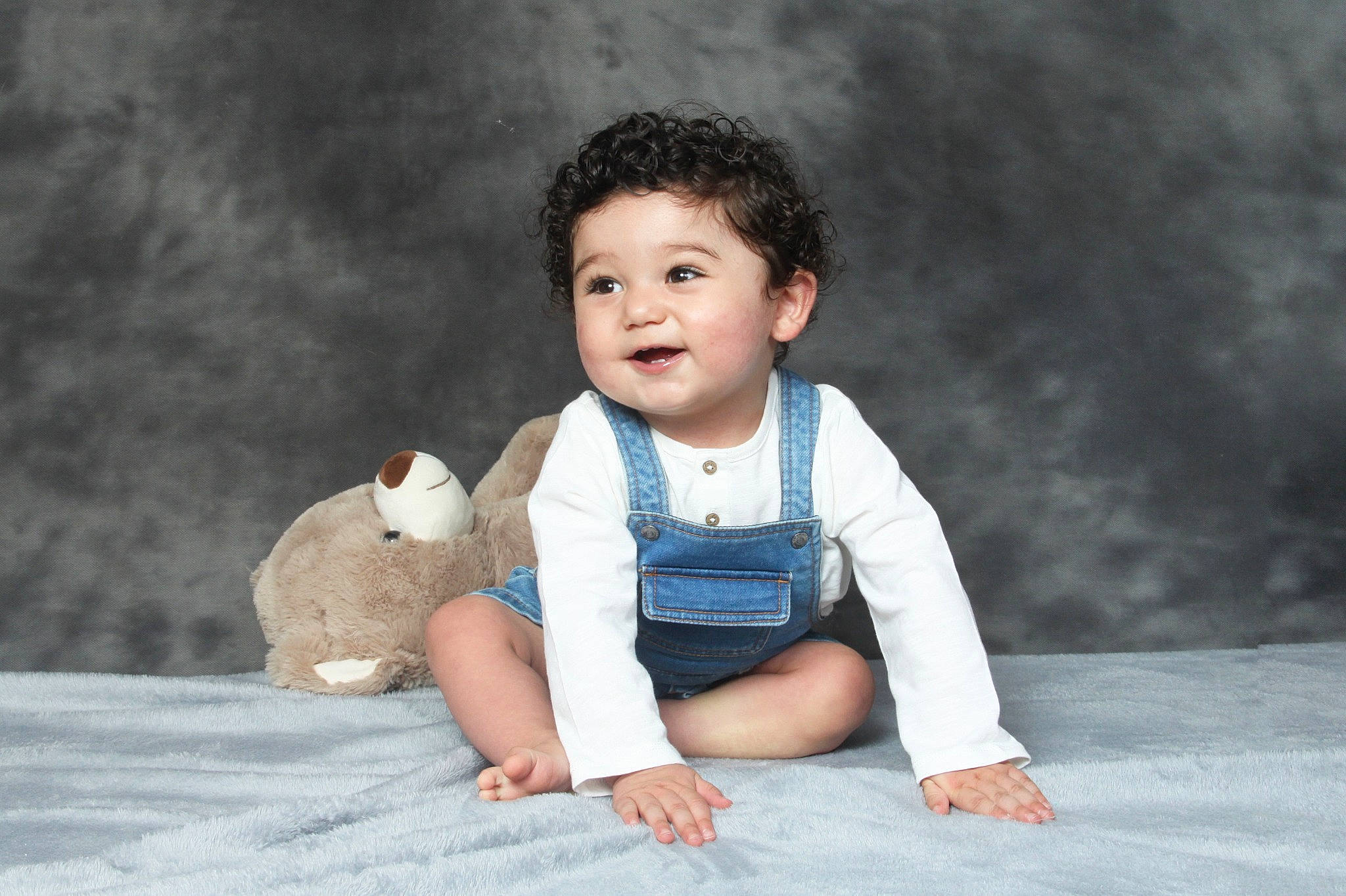 Zaïn participe au concours pour gagner de l'argent avec cette photo : baby, baby_toddler_clothing, baby_toys, barefoot, cheek, child, flash_photography, foot, overall, person, plush, portrait_photography, stuffed_toy, teddy_bear, textile, toddler, toy