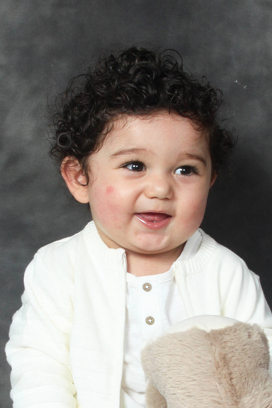 Zaïn a rejoint le concours — aidez-le/la à gagner de superbes lots ! baby, baby_toddler_clothing, cheek, child, child_model, eyebrow, forehead, iris, knitting, person, pleased, portrait, portrait_photography, toddler, wool, woolen