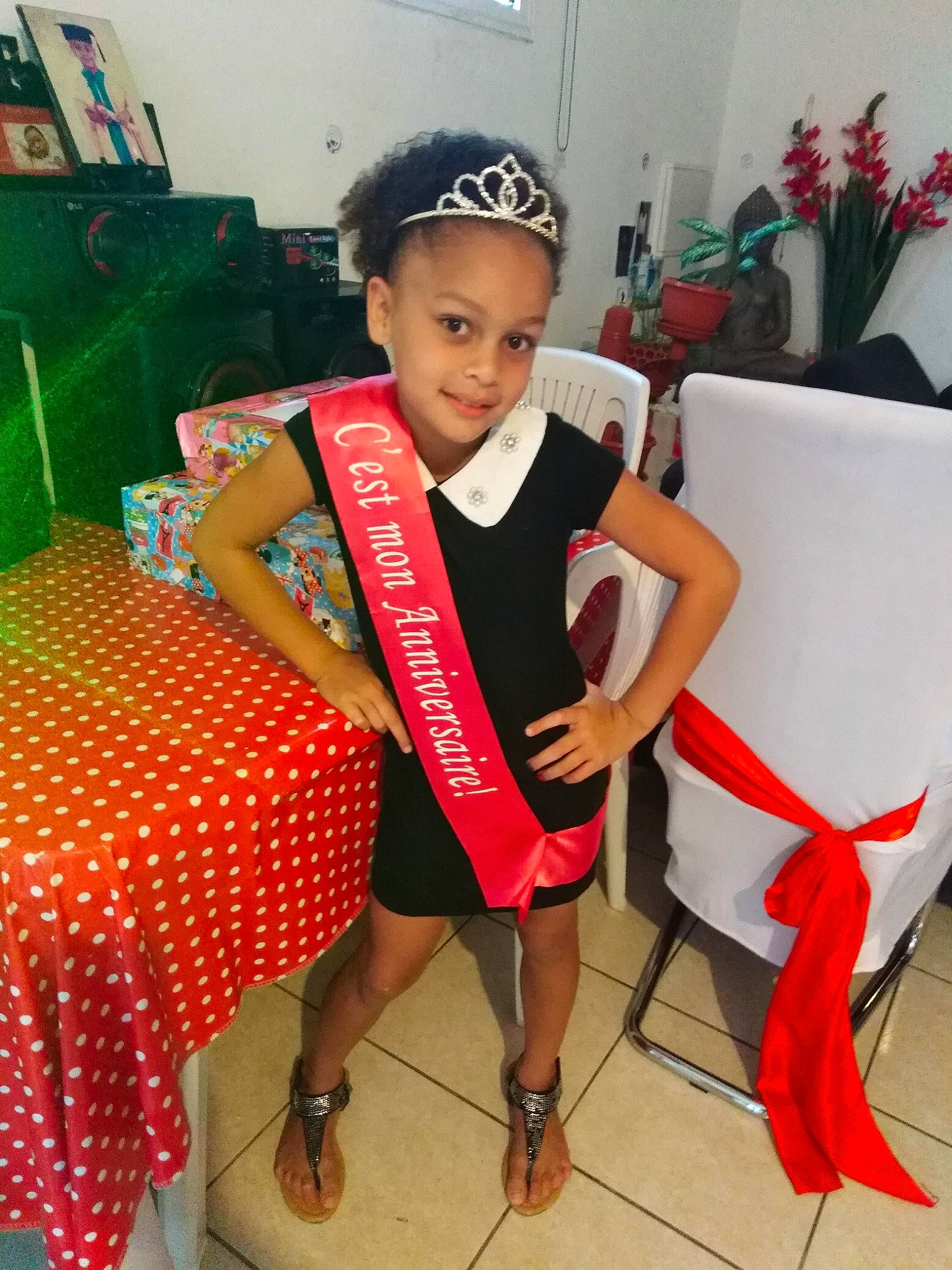 Maëlie participe au concours pour gagner de l'argent avec cette photo : abdomen, child, day, fashion_accessory, girl, leg, person, product, red, shoulder, trunk