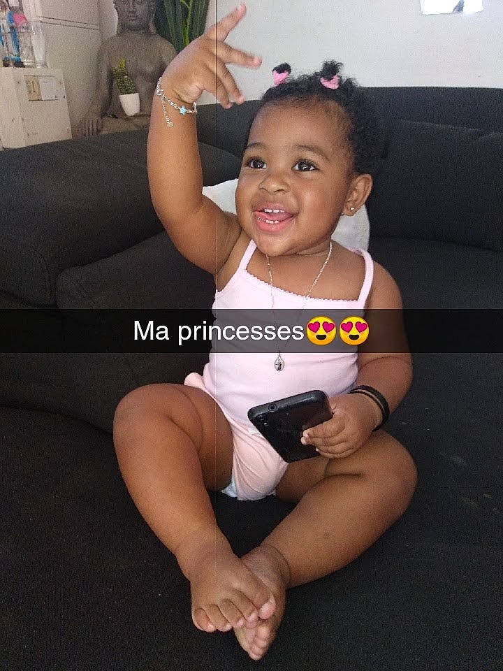 Kaylie participe au concours pour gagner de l'argent avec cette photo : abdomen, arm, cheek, child, day, finger, girl, hand, human_body, joint, joy, leg, mouth, muscle, person, product, shoulder, sitting, skin, thigh