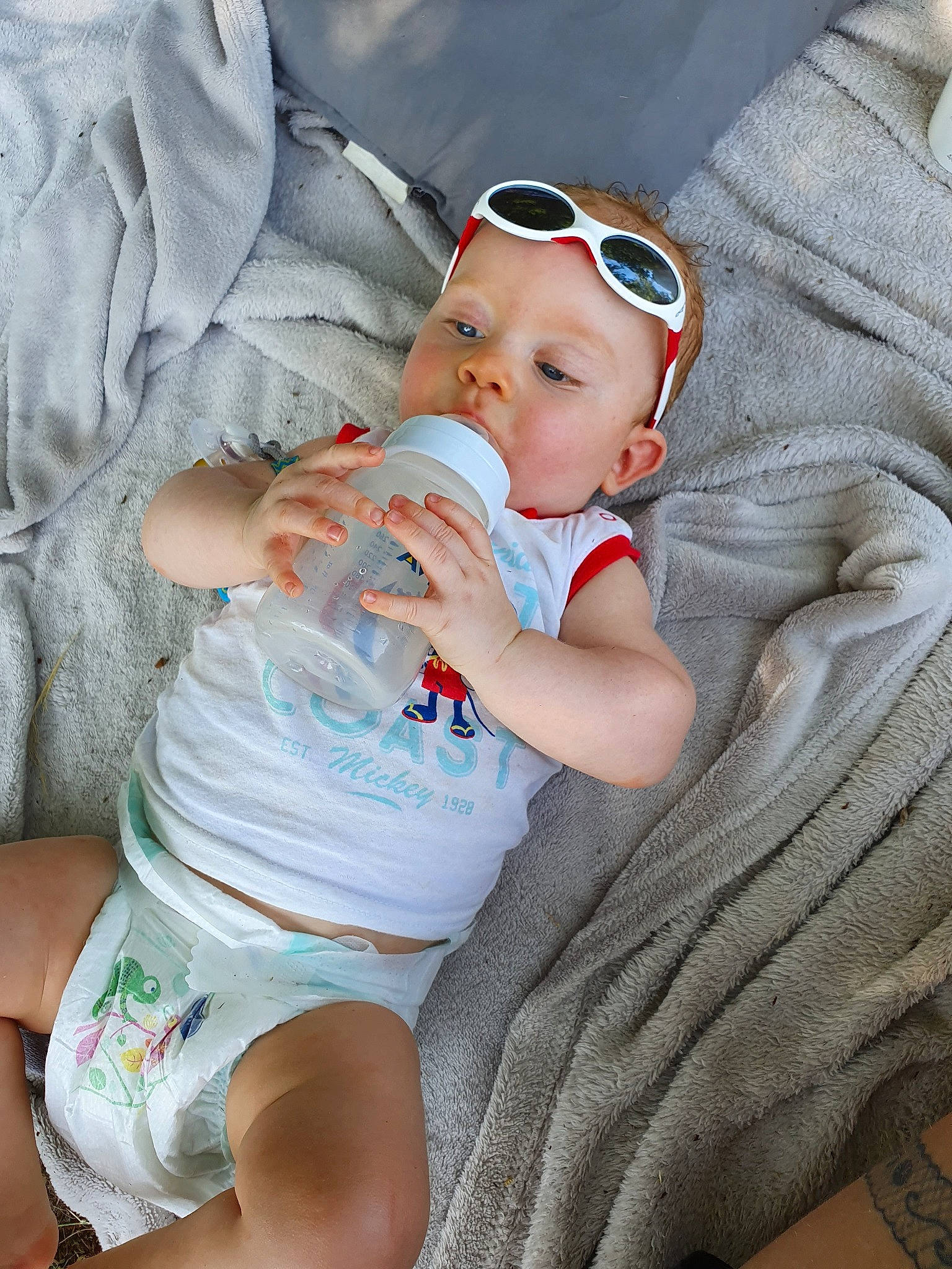 Lilian participe au concours pour gagner de l'argent avec cette photo : baby, baby_products, child, eyewear, glasses, person, product, toddler