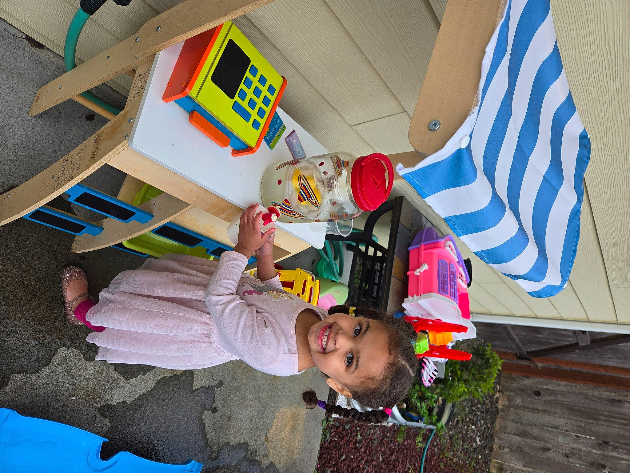 Isabelle is registered to the contest to win money with this photo: child, costume, event, flag, flag_day_usa, flag_of_the_united_states, fun, hat, joy, leisure, person, play, room, smile, toddler, tree, vacation, visual_arts