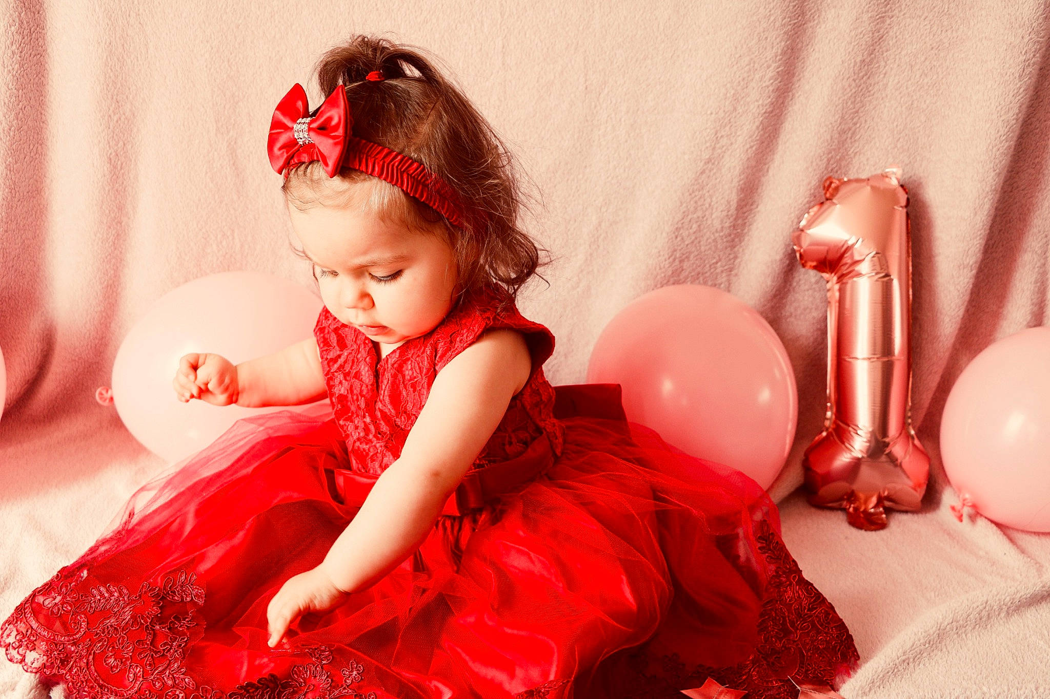 Ambre a rejoint le concours — aidez-le/la à gagner de superbes lots ! child, costume, dress, hair_accessory, headpiece, peach, person, photography, pink, red, sitting, toddler