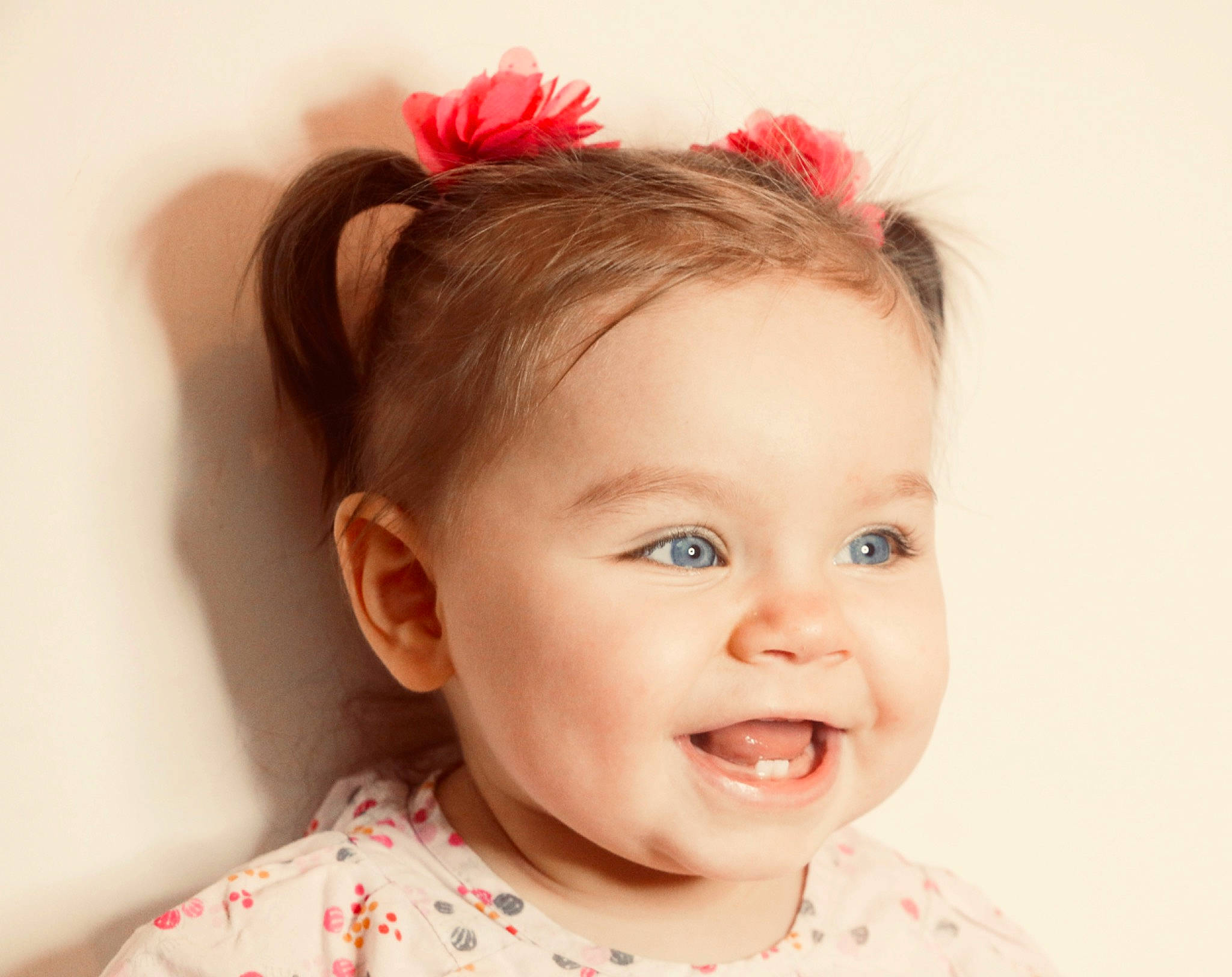 Ambre a rejoint le concours — aidez-le/la à gagner de superbes lots ! baby, beauty, cheek, child, chin, ear, face, facial_expression, forehead, hair, hair_accessory, hairstyle, head, headband, joy, lip, nose, person, pink, skin