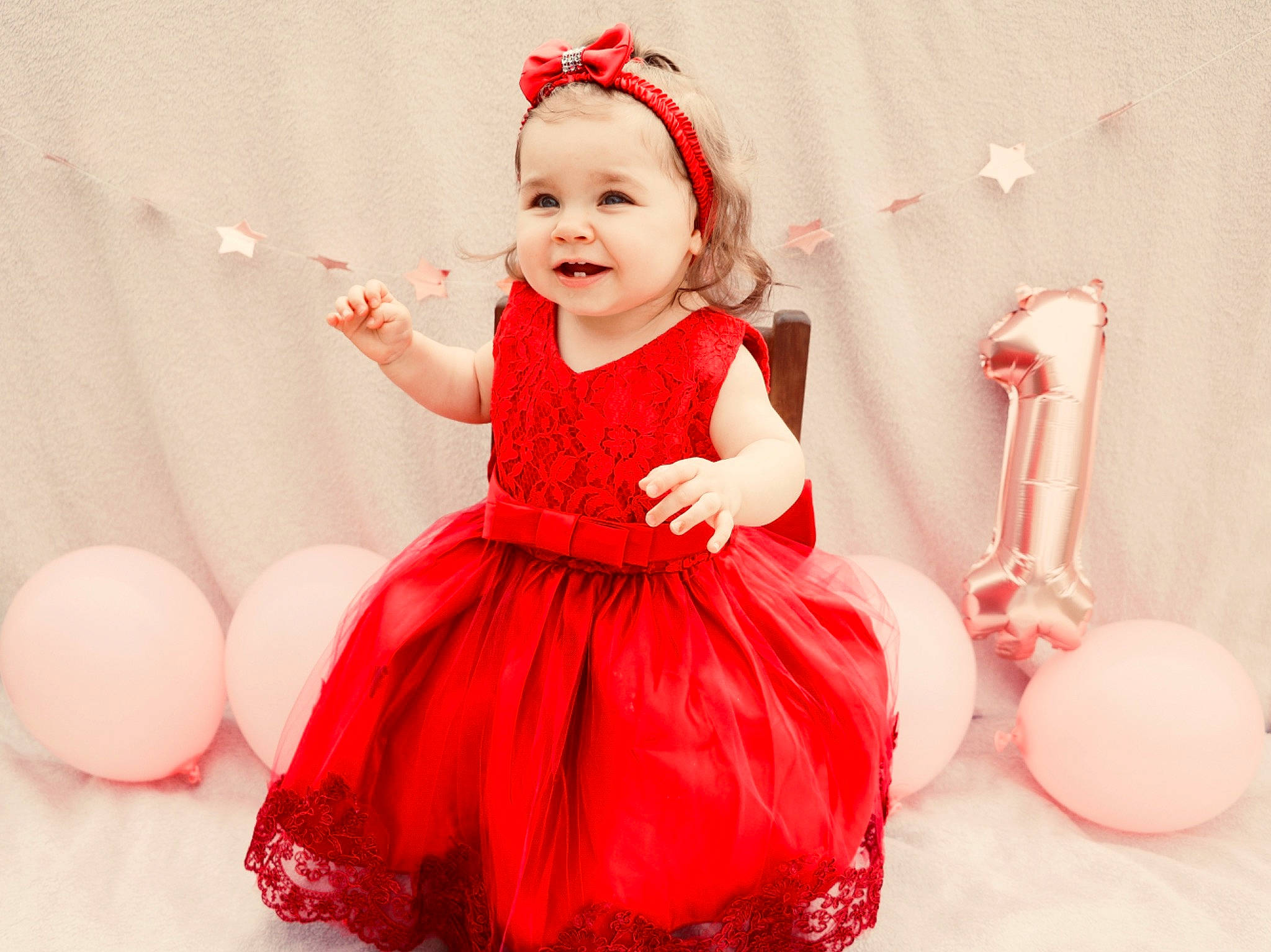 Ambre participe au concours pour gagner de l'argent avec cette photo : a_line, baby, bridal_party_dress, child, child_model, clothing, costume, dress, fashion_accessory, formal_wear, gown, hair_accessory, headpiece, headwear, joy, outerwear, person, pink, red, sleeve