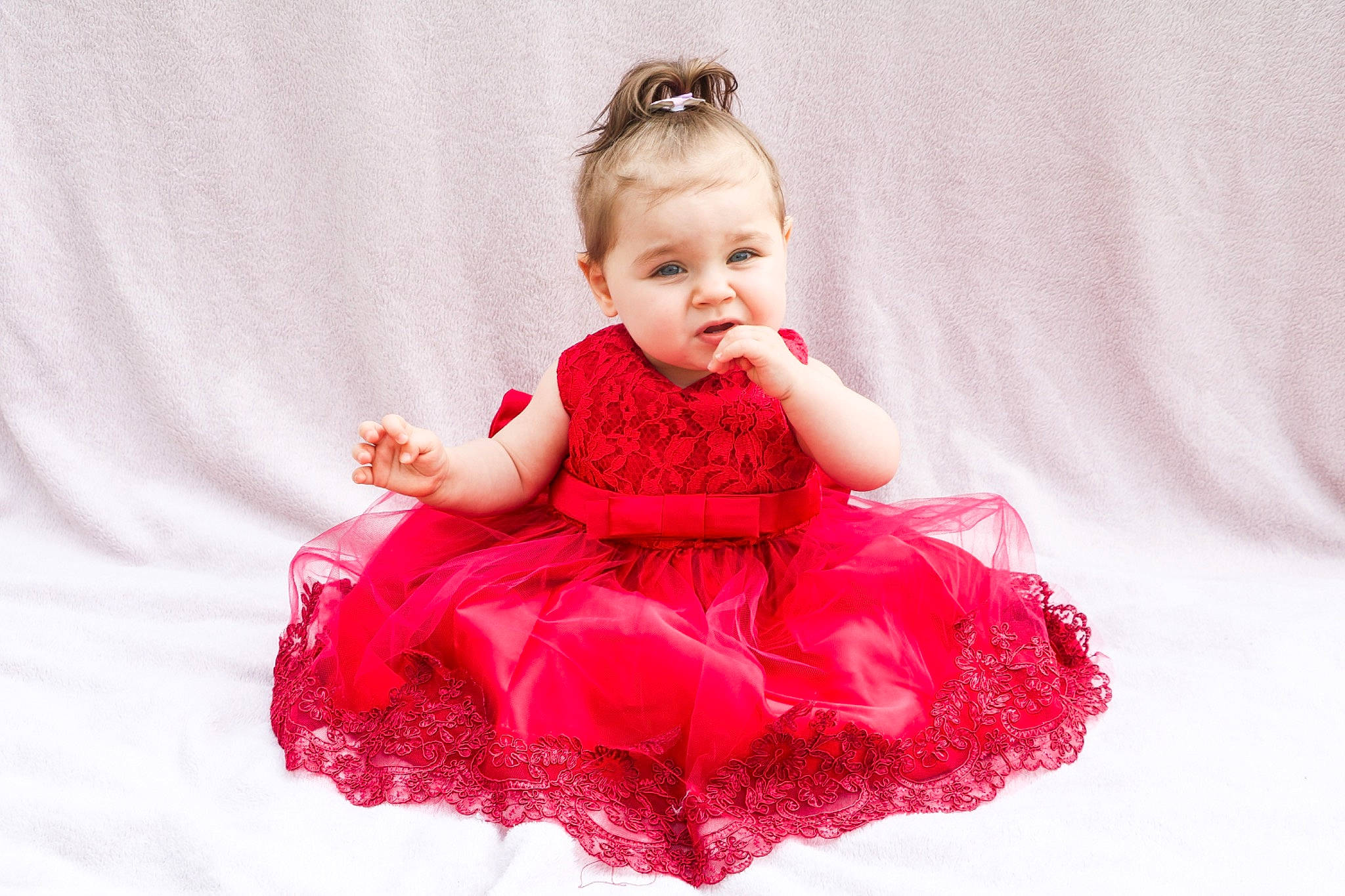 Ambre participe au concours pour gagner de l'argent avec cette photo : baby, baby_toddler_clothing, ballet_tutu, child, child_model, clothing, costume, dress, hair_accessory, pattern, person, pink, red, ruffle, sitting, sleeve, toddler