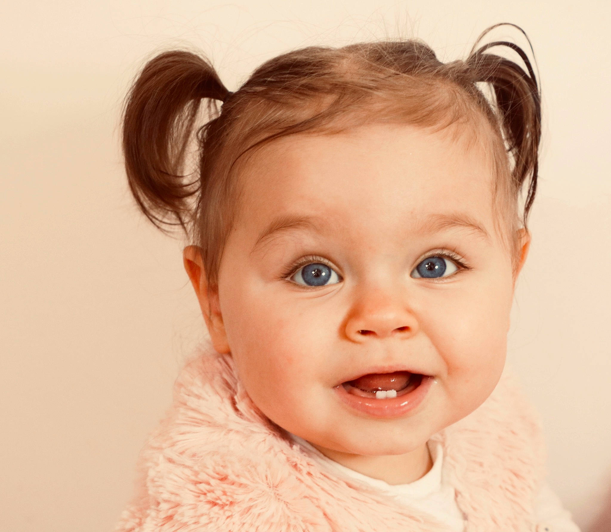 Ambre participe au concours pour gagner de l'argent avec cette photo : baby, beauty, cheek, child, chin, ear, eye, eyebrow, face, facial_expression, forehead, hair, hairstyle, head, lip, nose, organ, person, skin, smile