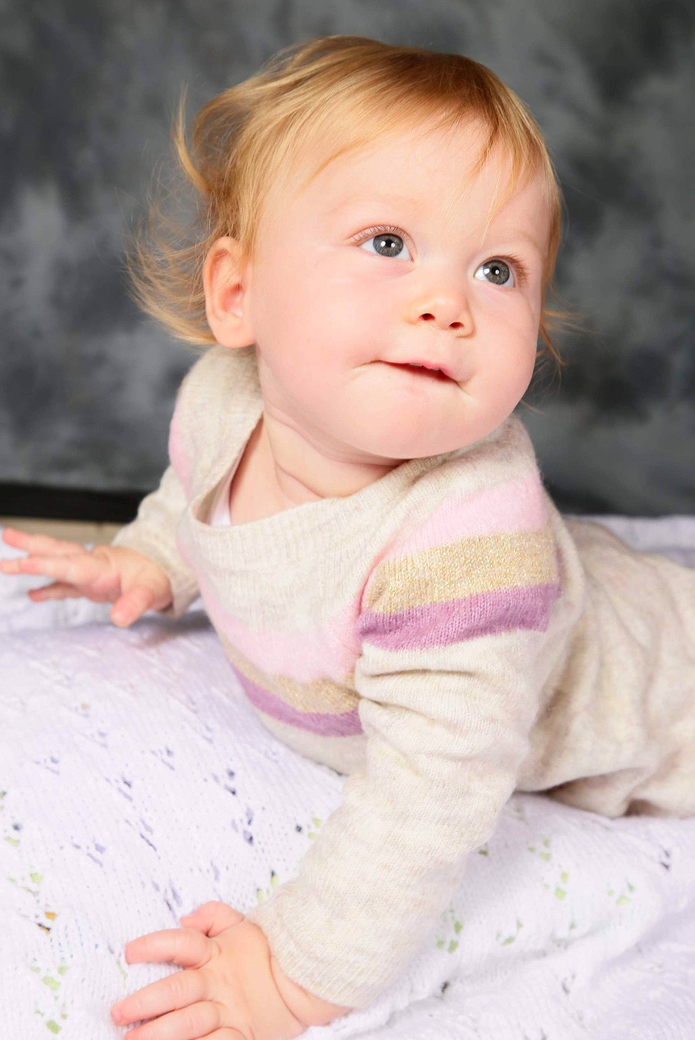 éléana a rejoint le concours — aidez-le/la à gagner de superbes lots ! baby, baby_crawling, baby_toddler_clothing, cheek, child, collar, flooring, fun, happy, lip, nose, people, person, pink, product, sitting, skin, sleeve, standing, toddler