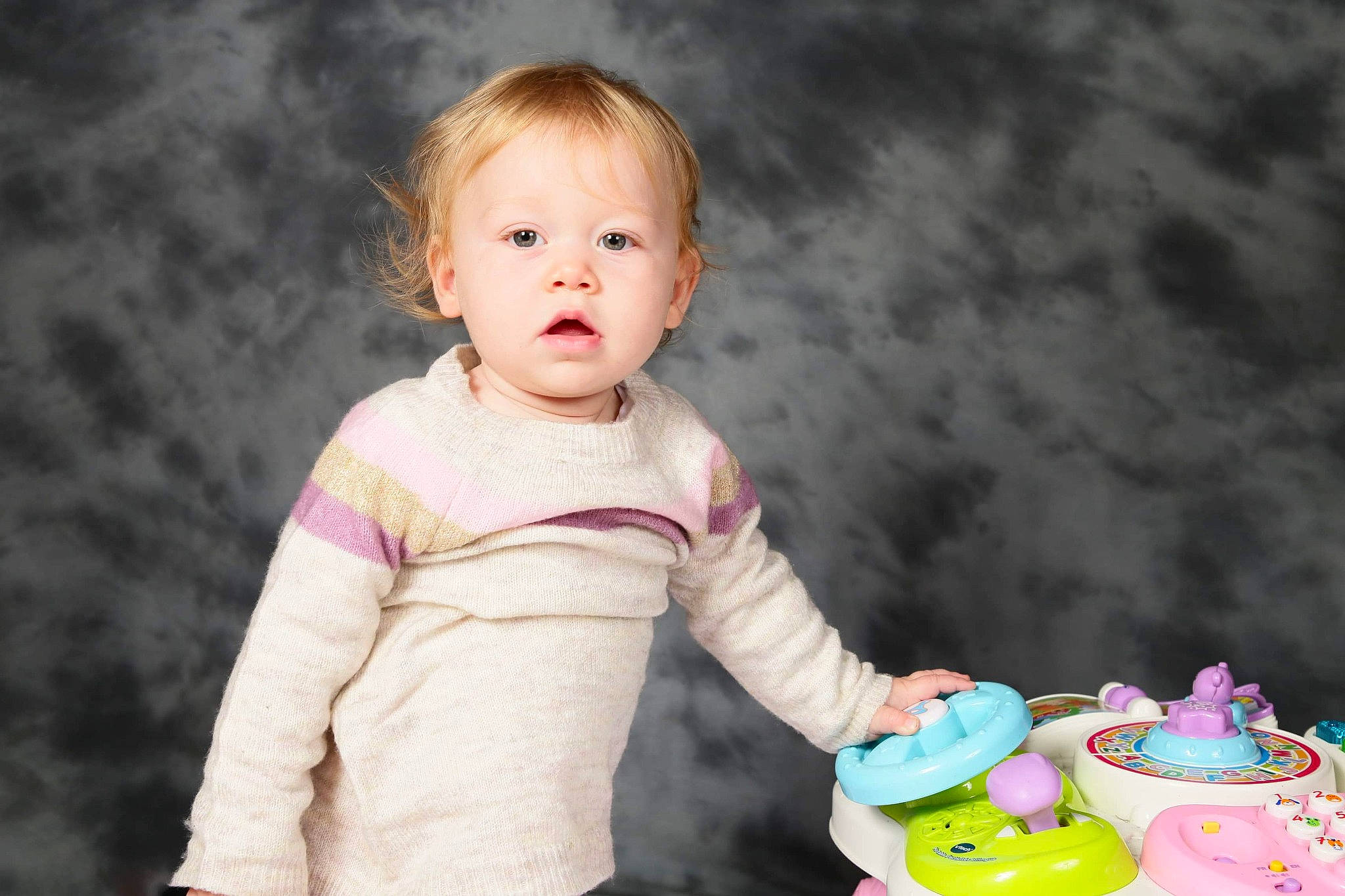 éléana a rejoint le concours — aidez-le/la à gagner de superbes lots ! baby, baby_playing_with_toys, baby_toddler_clothing, beauty, cake_decorating, child, cloud, facial_expression, flash_photography, fun, grass, happy, people, people_in_nature, person, pink, product, skin, sleeve, toddler