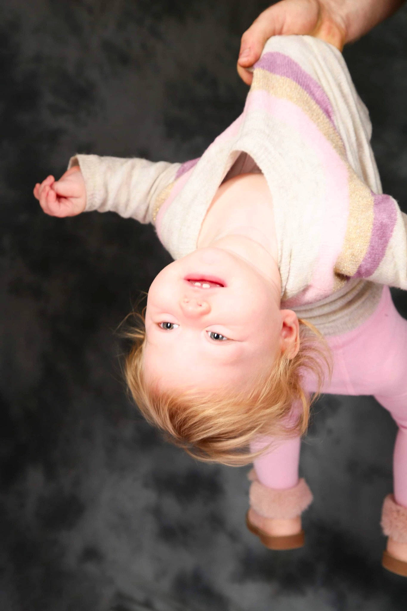 éléana a rejoint le concours — aidez-le/la à gagner de superbes lots ! baby, baby_toddler_clothing, blond, child, entertainment, event, flash_photography, fun, gesture, grass, happy, human_leg, knee, lip, mouth, performing_arts, person, pink, skin, sportswear