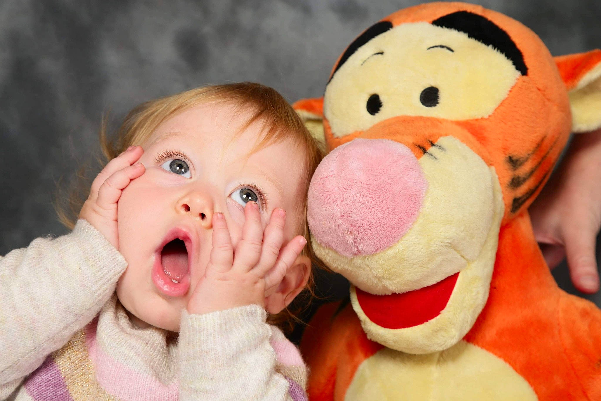 éléana participe au concours pour gagner de l'argent avec cette photo : baby, cheek, chin, comfort, eyelash, finger, gesture, happy, head, mammal, mouth, nose, person, pink, skin, snout, stuffed_toy, surprise, thumb, toy