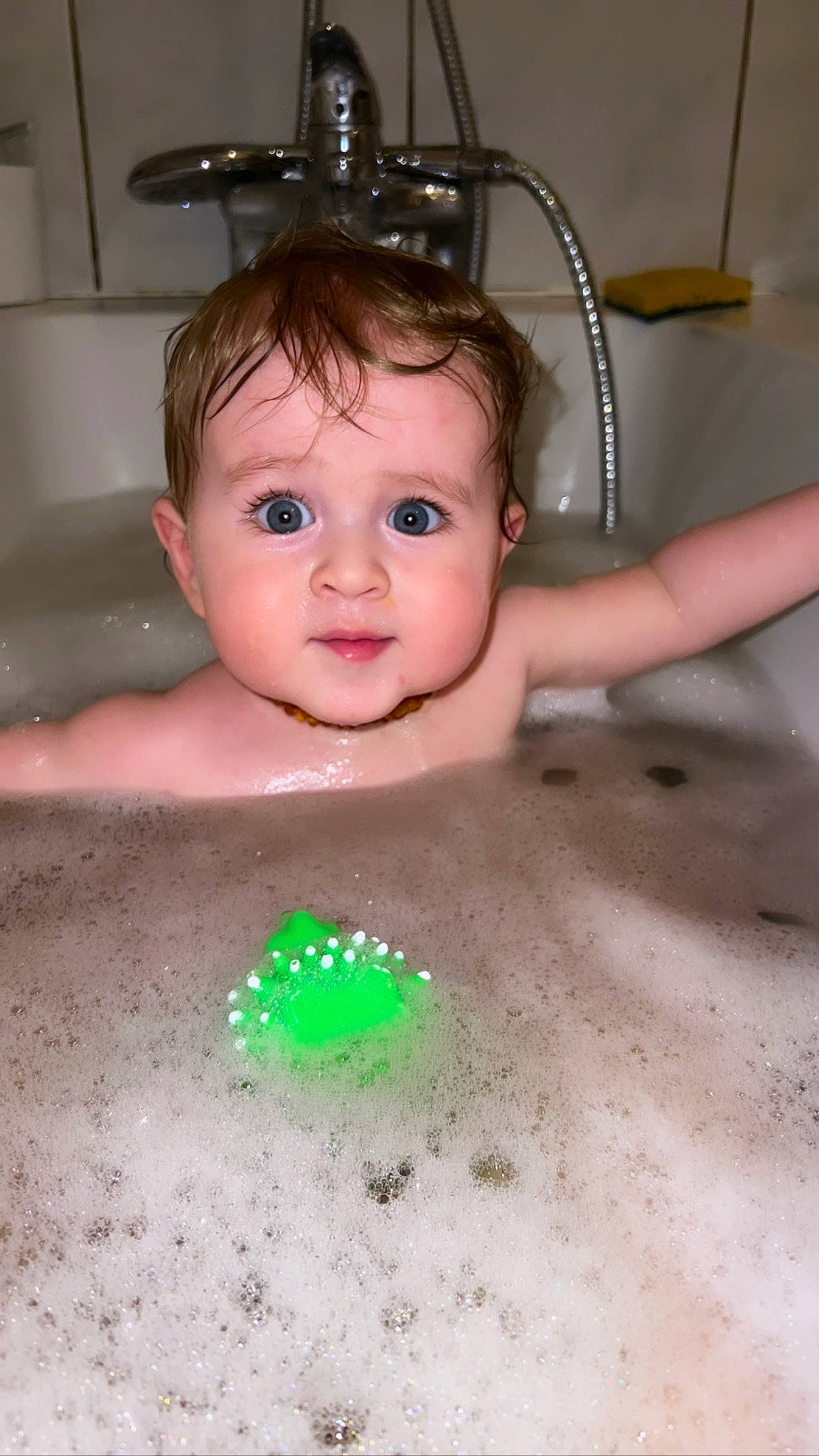 Timotei a rejoint le concours — aidez-le/la à gagner de superbes lots ! baby, baby_bathing, bathtub, cheek, chin, ear, eyebrow, eyelash, face, finger, forehead, hair, hairstyle, iris, mouth, nose, organ, person, plumbing_fixture, skin