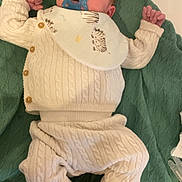 Victor a rejoint le concours — aidez-le/la à gagner de superbes lots ! baby, baby_accessories, baby_brush, baby_lotion, bib, cable_knit, child, comfort, cream_clothing, cute, green_blanket, indoors, infant, lying_down, newborn, pacifier, reindeer_slippers, sleepwear, soft_texture, warm_clothing