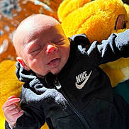 Keyden a rejoint le concours — aidez-le/la à gagner de superbes lots ! baby, black_hoodie, child, closed_eyes, clothing, cozy, cute, fabric, face, hand, indoor, infant, lying_down, newborn, nike_logo, plush_toy, portrait, smiling, soft_toy, yellow