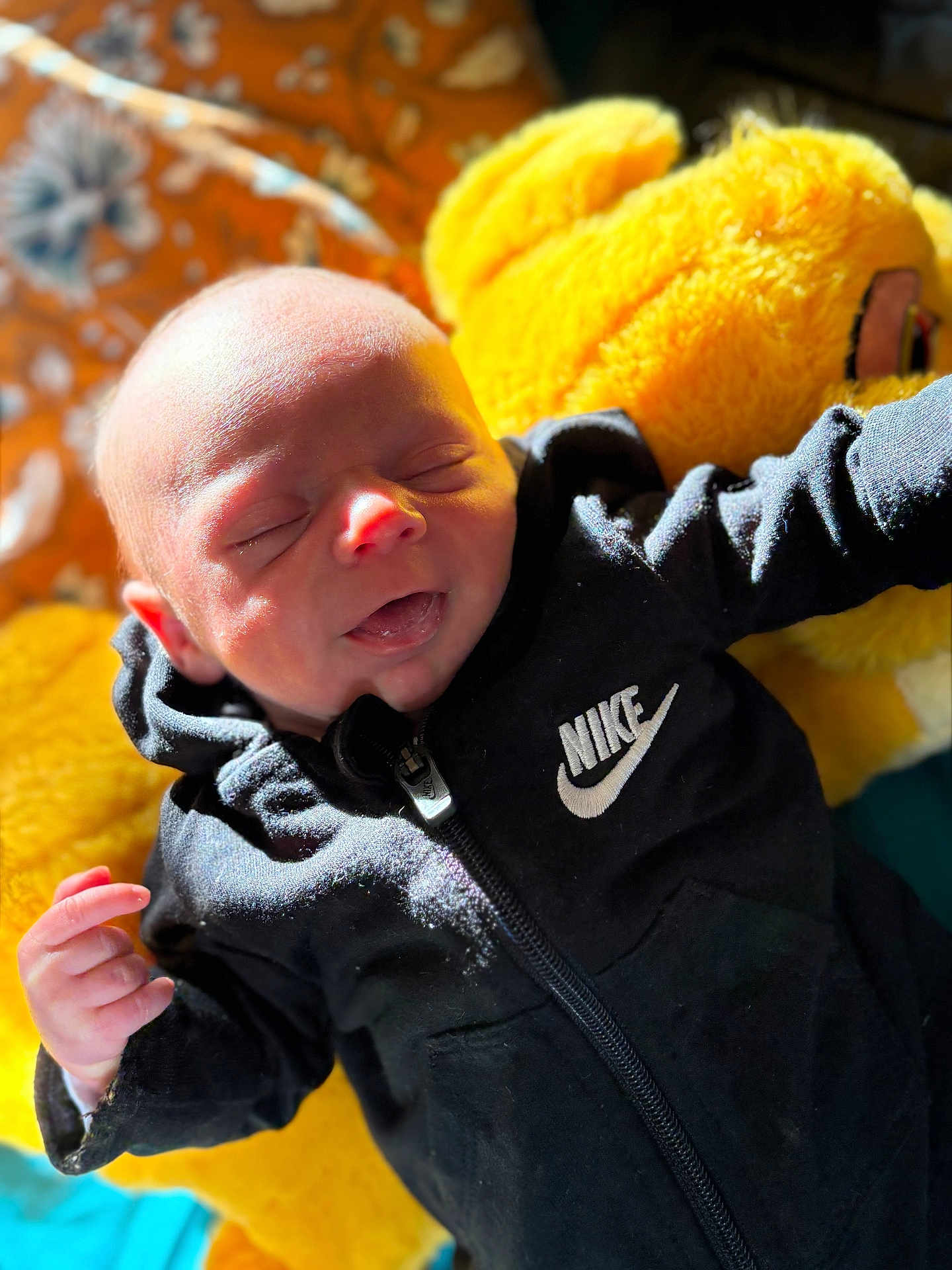 Keyden a rejoint le concours — aidez-le/la à gagner de superbes lots ! baby, black_hoodie, child, closed_eyes, clothing, cozy, cute, fabric, face, hand, indoor, infant, lying_down, newborn, nike_logo, plush_toy, portrait, smiling, soft_toy, yellow