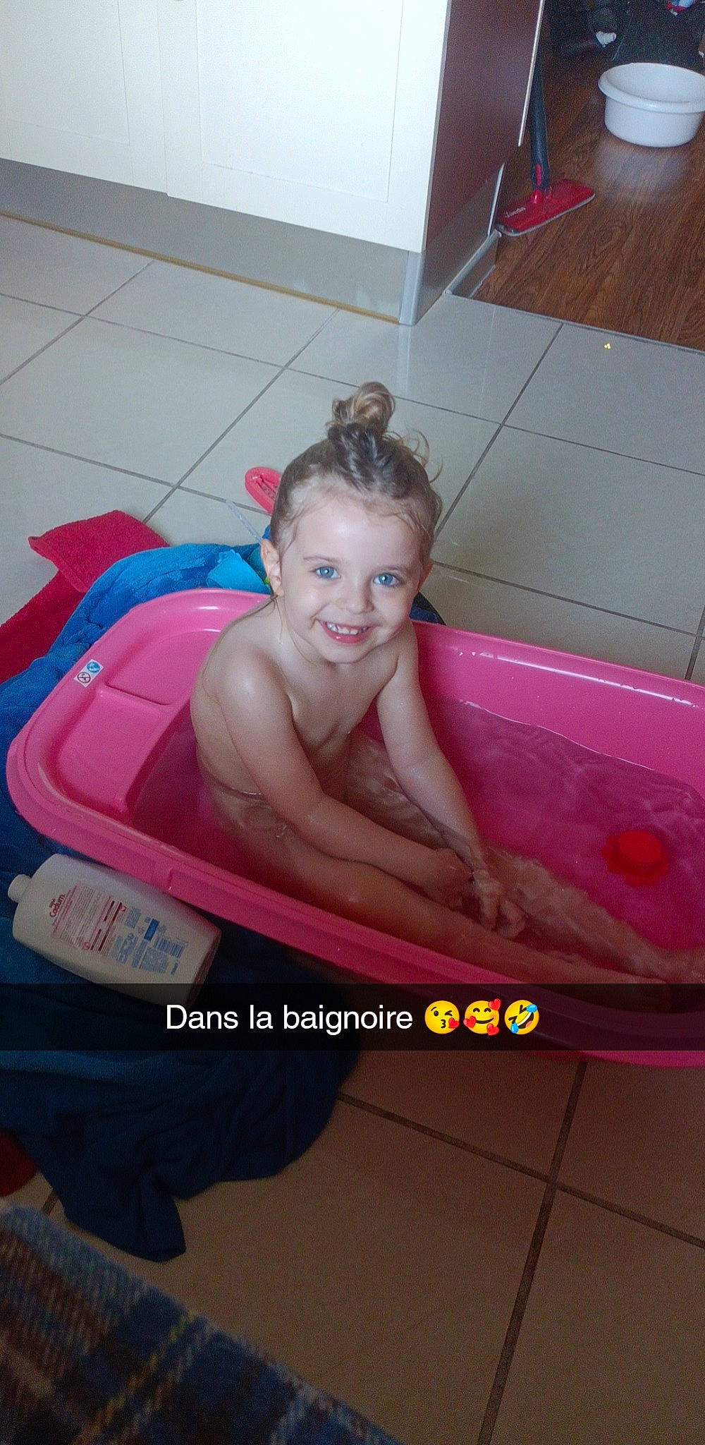 Anastasia participe au concours pour gagner de l'argent avec cette photo : baby, bathing, bathroom, bathtub, chest, child, face, floor, flooring, fun, joy, leisure, mouth, person, photo_caption, pink, plumbing, plumbing_fixture, smile, thigh