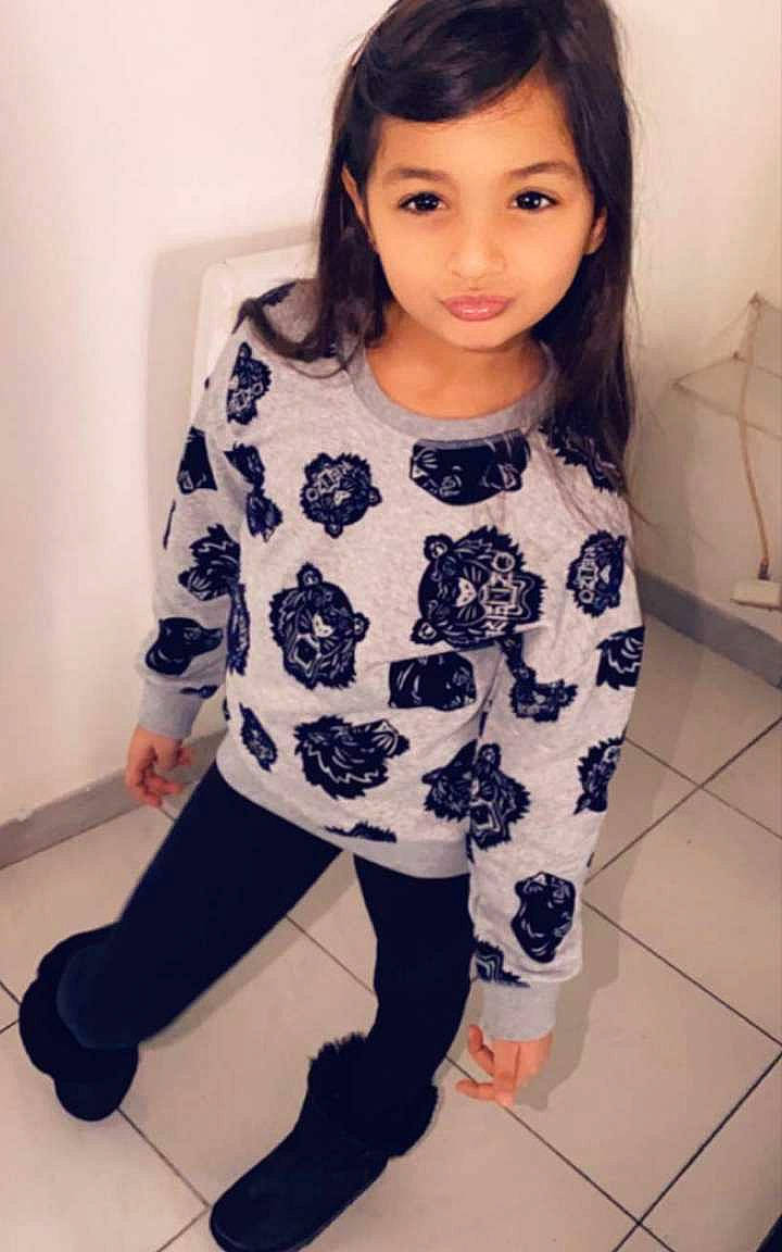 Alia a rejoint le concours — aidez-le/la à gagner de superbes lots ! black_hair, child, clothing, joy, leg, leggings, person, sleeve, smile, t_shirt, tights, toddler