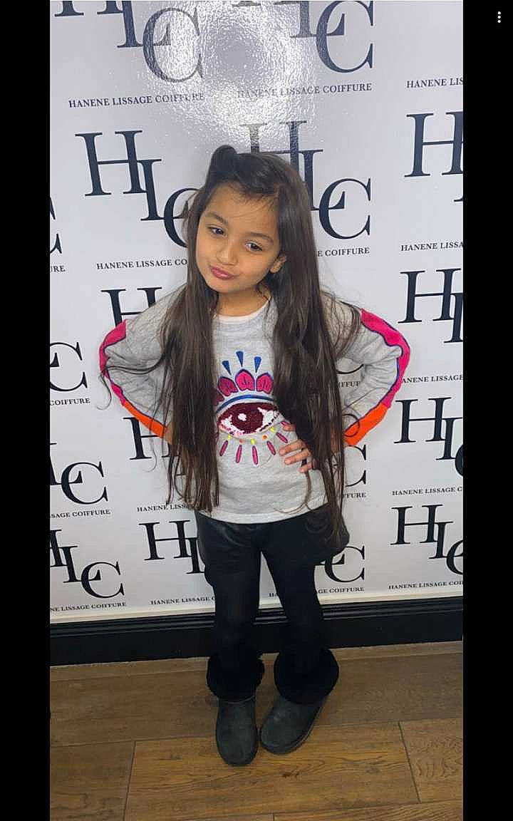 Alia participe au concours pour gagner de l'argent avec cette photo : child, child_model, footwear, hairstyle, long_hair, person, shoe, smile, snapshot, style, t_shirt