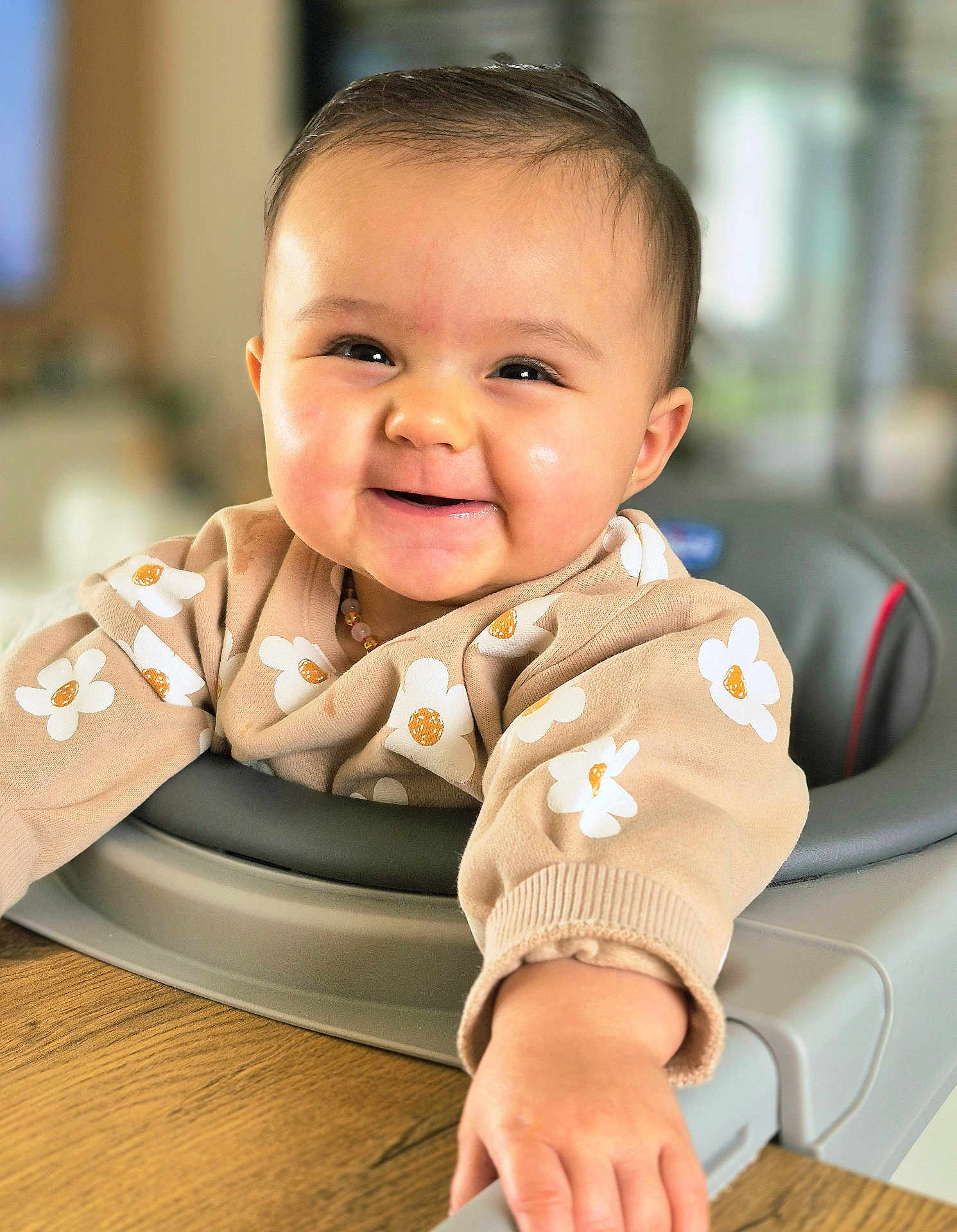 Giulia a rejoint le concours — aidez-le/la à gagner de superbes lots ! baby, child, smiling, sweater, flowers, beige, cute, infant, happy, face, hand, baby_seat, wooden_table, indoors, portrait, young, person, cozy, warm_lighting, skin