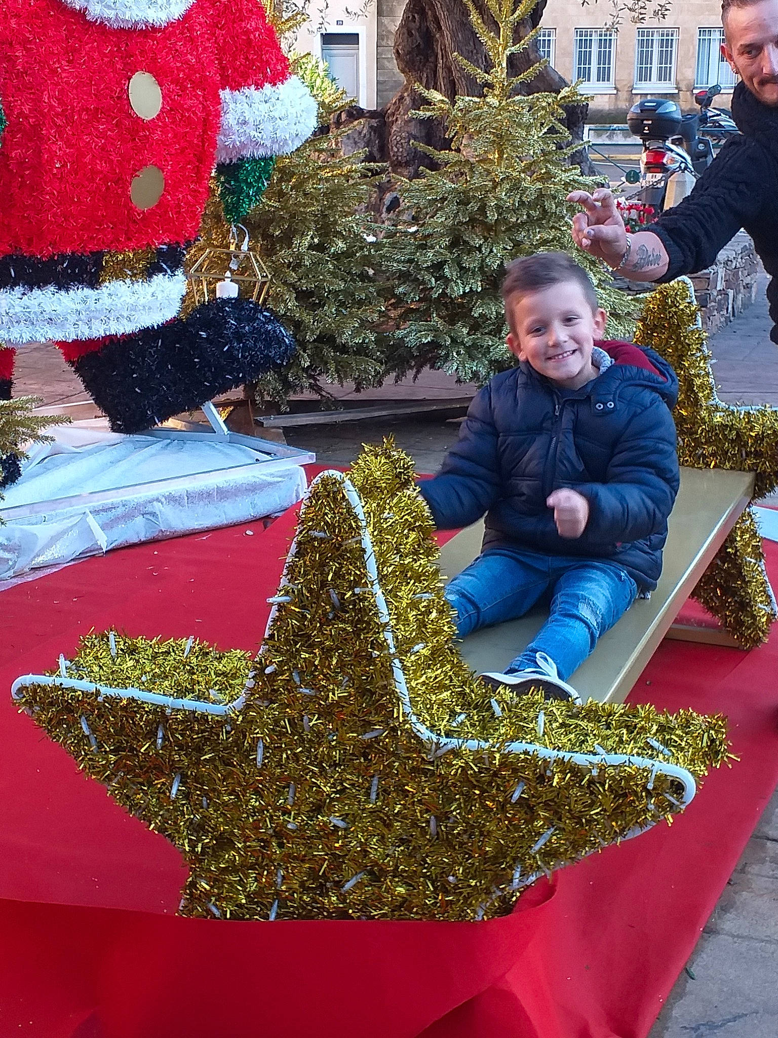 Rayan participe au concours pour gagner de l'argent avec cette photo : christmas, christmas_decoration, christmas_ornament, christmas_tree, fir, interior_design, joy, person, plant, tree