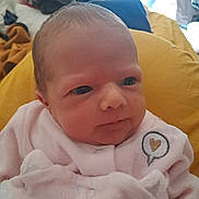 Juliette a rejoint le concours — aidez-le/la à gagner de superbes lots ! baby, blanket, child, closeup, cozy, cushion, cute, eyes, face, gaze, head, heart_patch, indoors, infant, newborn, person, pink_clothing, portrait, soft_fabric, young