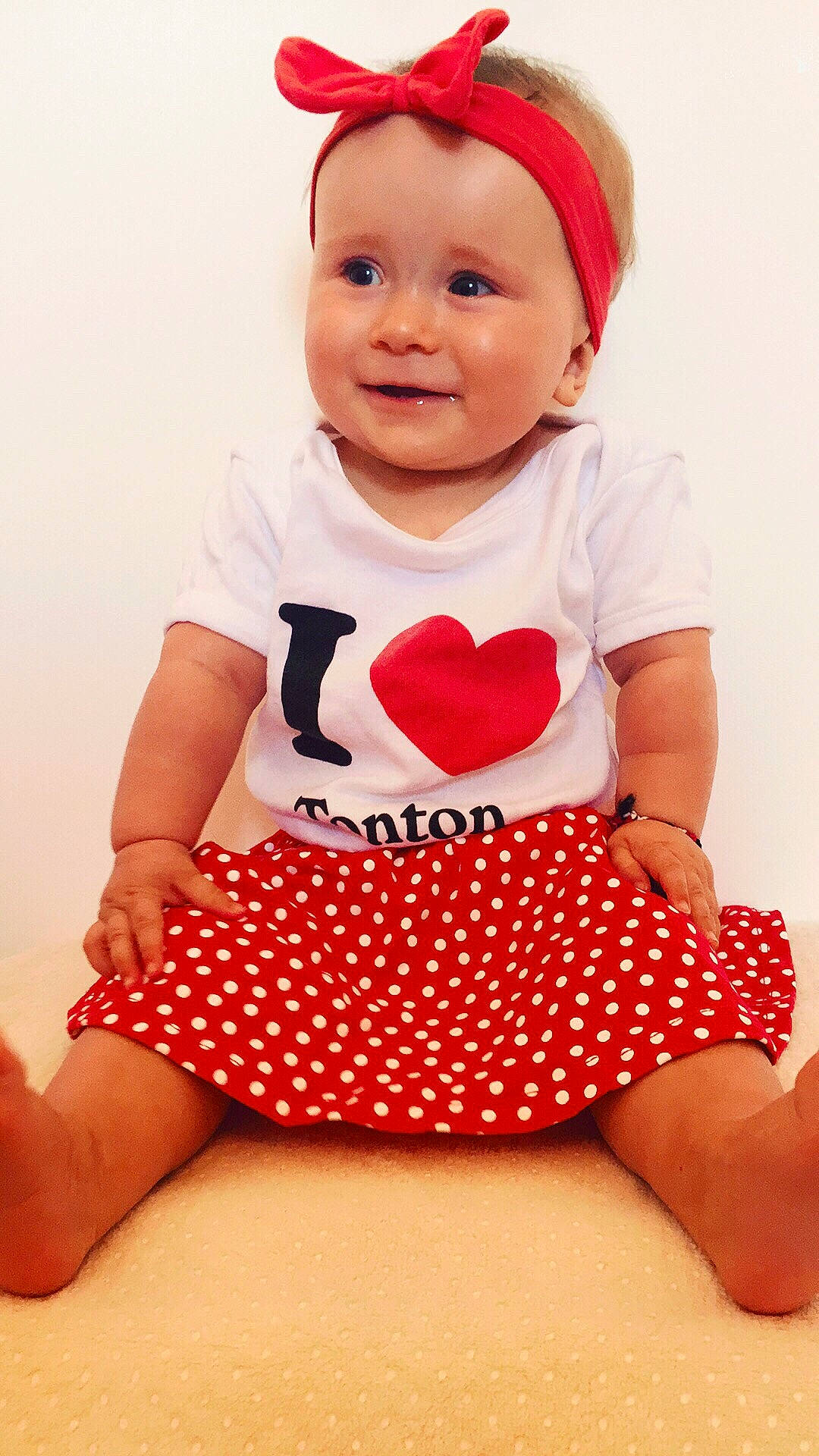 Tya a rejoint le concours — aidez-le/la à gagner de superbes lots ! baby, baby_bloomers, baby_products, baby_toddler_clothing, child, child_model, design, headgear, pattern, person, polka_dot, product, red, sitting, sleeve, toddler