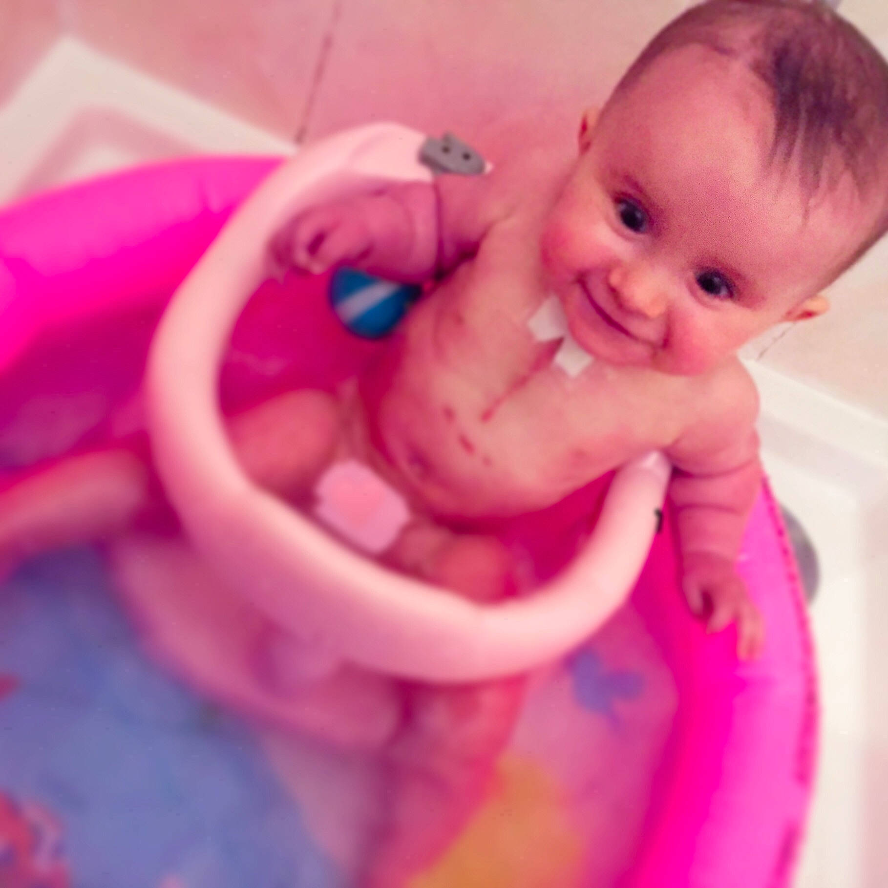 Tya participe au concours pour gagner de l'argent avec cette photo : baby, bathing, beauty, cheek, child, eye, face, finger, fun, hand, head, joy, lip, mouth, nose, person, pink, play, product, skin