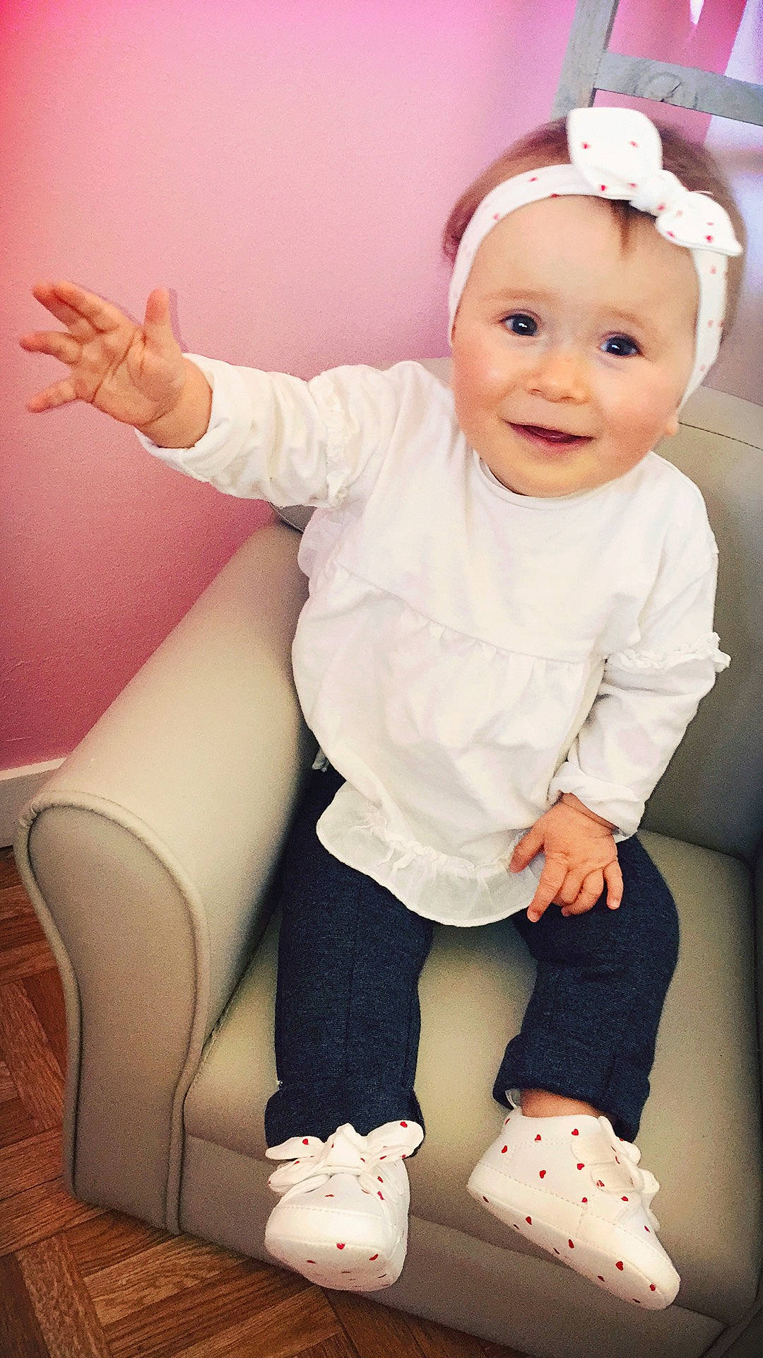 Tya a rejoint le concours — aidez-le/la à gagner de superbes lots ! arm, baby, baby_toddler_clothing, cheek, child, child_model, finger, hair_accessory, happy, joy, person, pink, skin, sleeve, smile, toddler