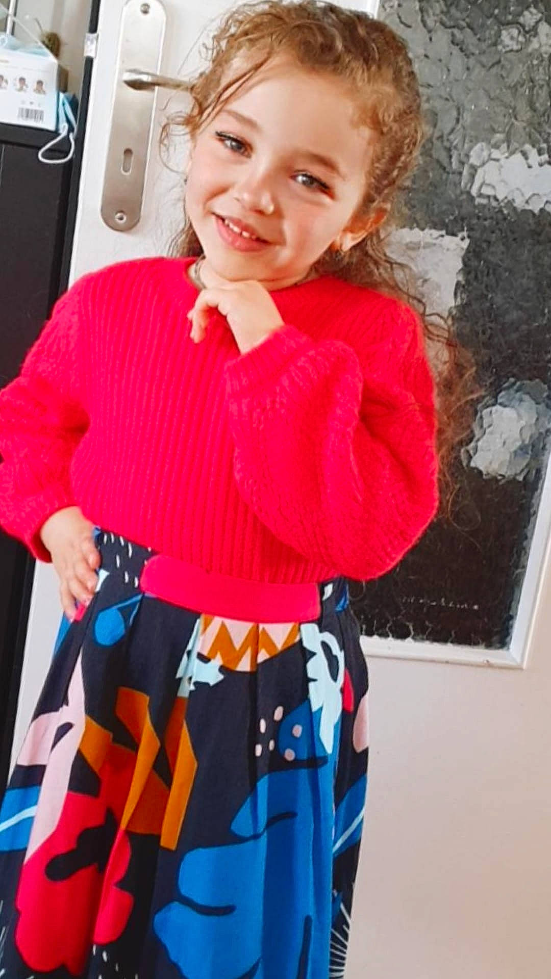 Mayssa participe au concours pour gagner de l'argent avec cette photo : audio_equipment, baby_toddler_clothing, child, costume, electric_blue, face, fashion_accessory, fashion_design, fun, happy, home_appliance, joy, magenta, pattern, person, plaid, room, sleeve, smile, t_shirt