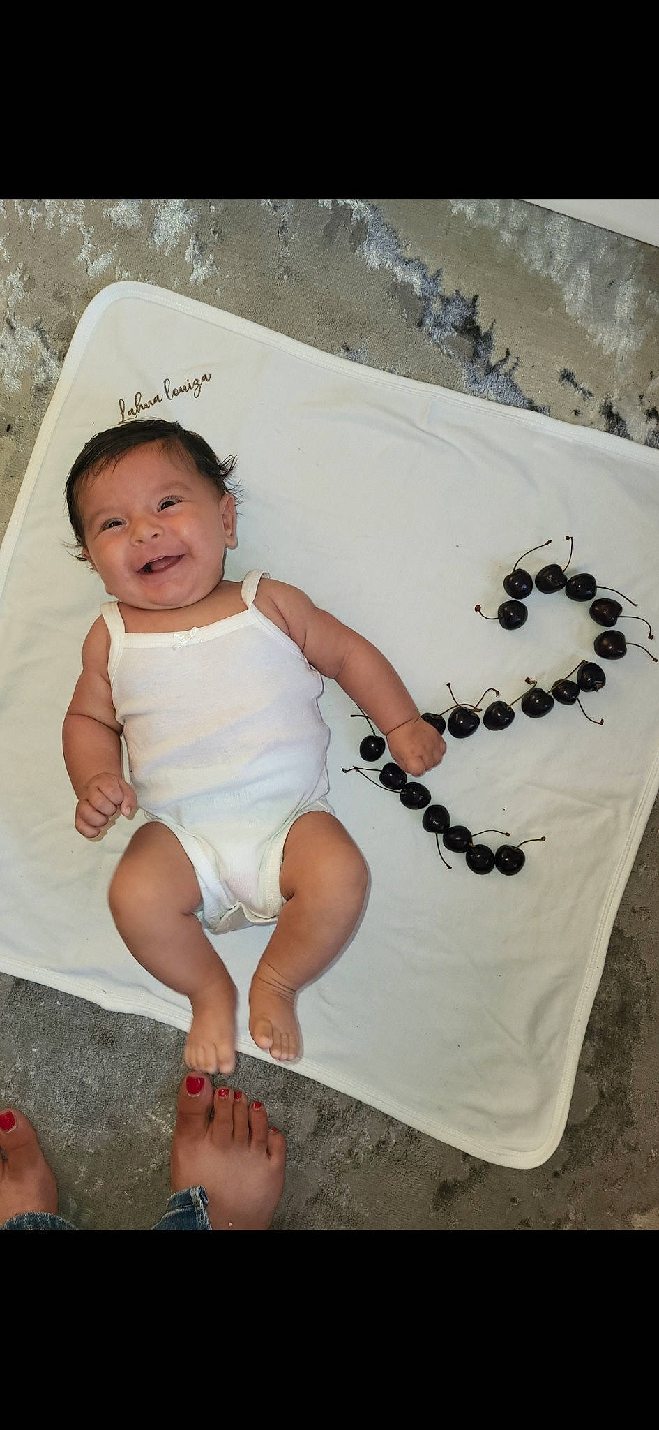 Lahna a rejoint le concours — aidez-le/la à gagner de superbes lots ! baby, baby_toddler_clothing, child, day_dress, dress, fashion_accessory, finger, flash_photography, foot, fun, hairstyle, happy, human_leg, joy, pattern, person, sandal, sitting, sleeve, smile