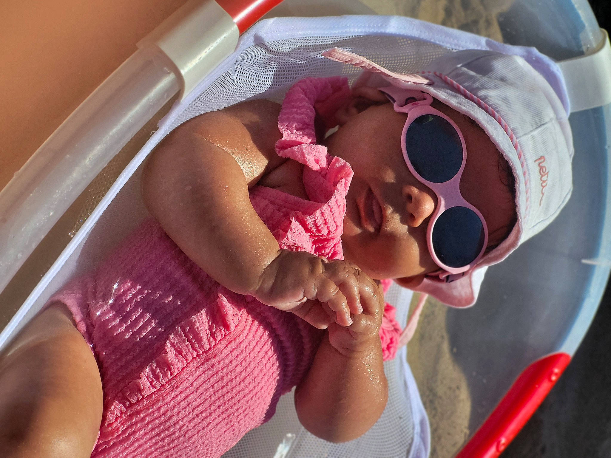 Lahna a rejoint le concours — aidez-le/la à gagner de superbes lots ! auto_part, baby, baby_toddler_clothing, car_seat, child, comfort, eyewear, fun, glasses, goggles, hat, headwear, magenta, mouth, person, personal_protective_equipment, pink, sunglasses, thigh, toddler