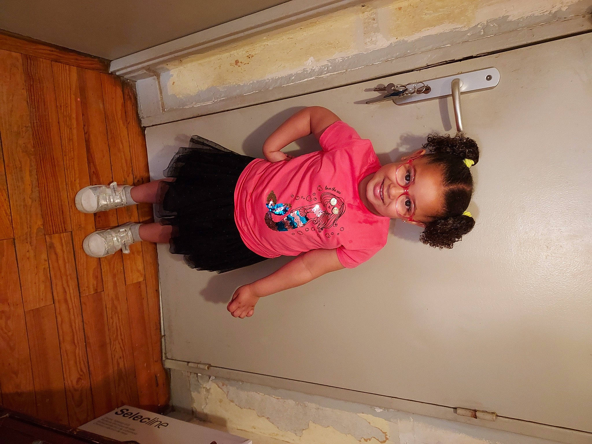 Malissia a rejoint le concours — aidez-le/la à gagner de superbes lots ! baby_toddler_clothing, ceiling, child, elbow, flooring, fun, hardwood, human_leg, joy, person, room, sleeve, smile, standing, t_shirt, thigh, toddler, varnish, waist, wood