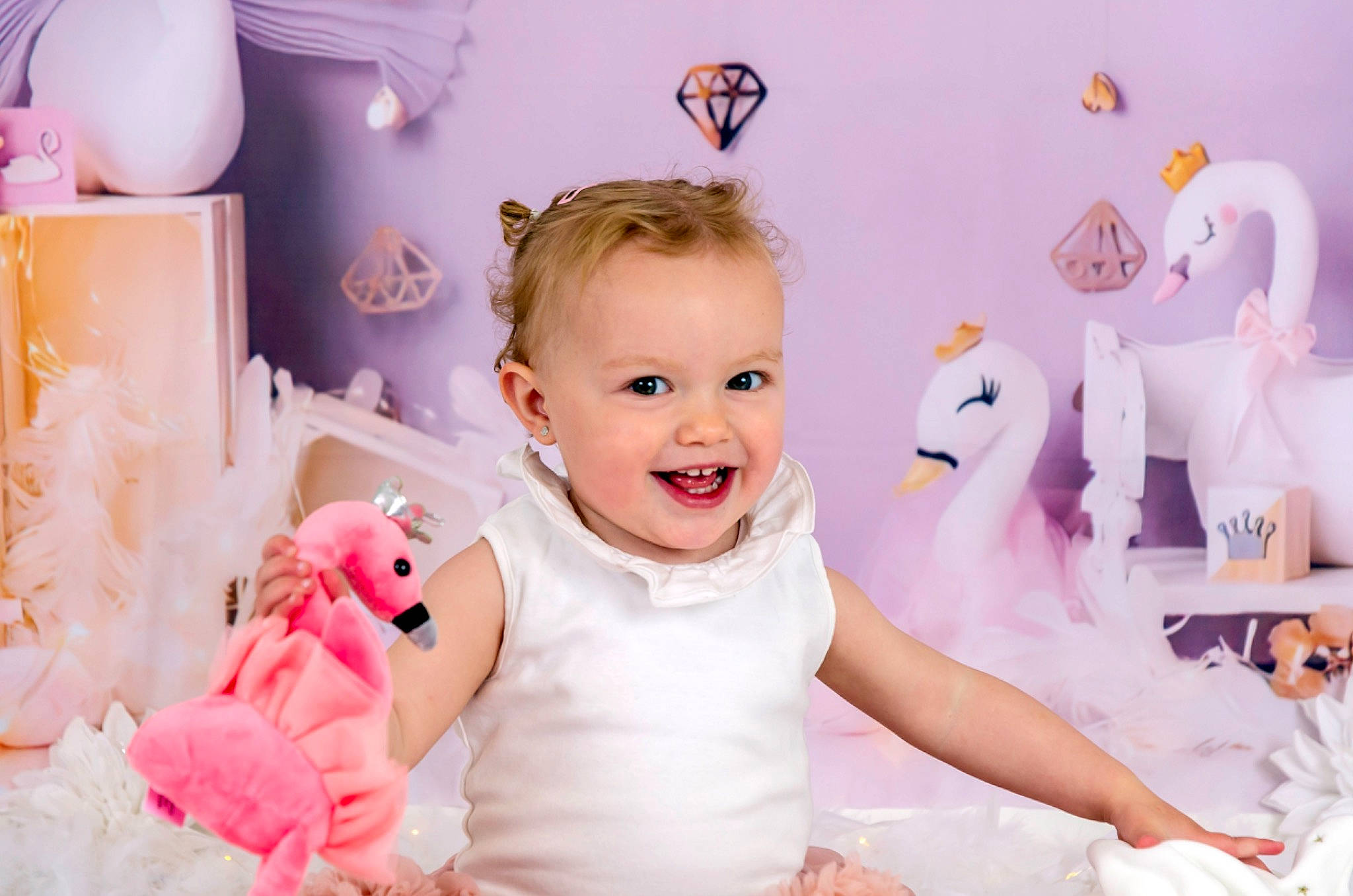 Lou a rejoint le concours — aidez-le/la à gagner de superbes lots ! baby, baby_toddler_clothing, child, event, facial_expression, fun, happy, headpiece, joy, lighting, party_supply, person, photograph, pink, product, purple, skin, smile, textile, toddler