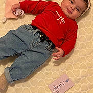 Lina a rejoint le concours — aidez-le/la à gagner de superbes lots ! baby, infant, smile, headband, pacifier, stuffed_toy, minnie_mouse, jeans, red_shirt, milestone_card, age_card, blanket, textured_blanket, lying_down, portrait, cute, hand, sock, cozy, soft_toy