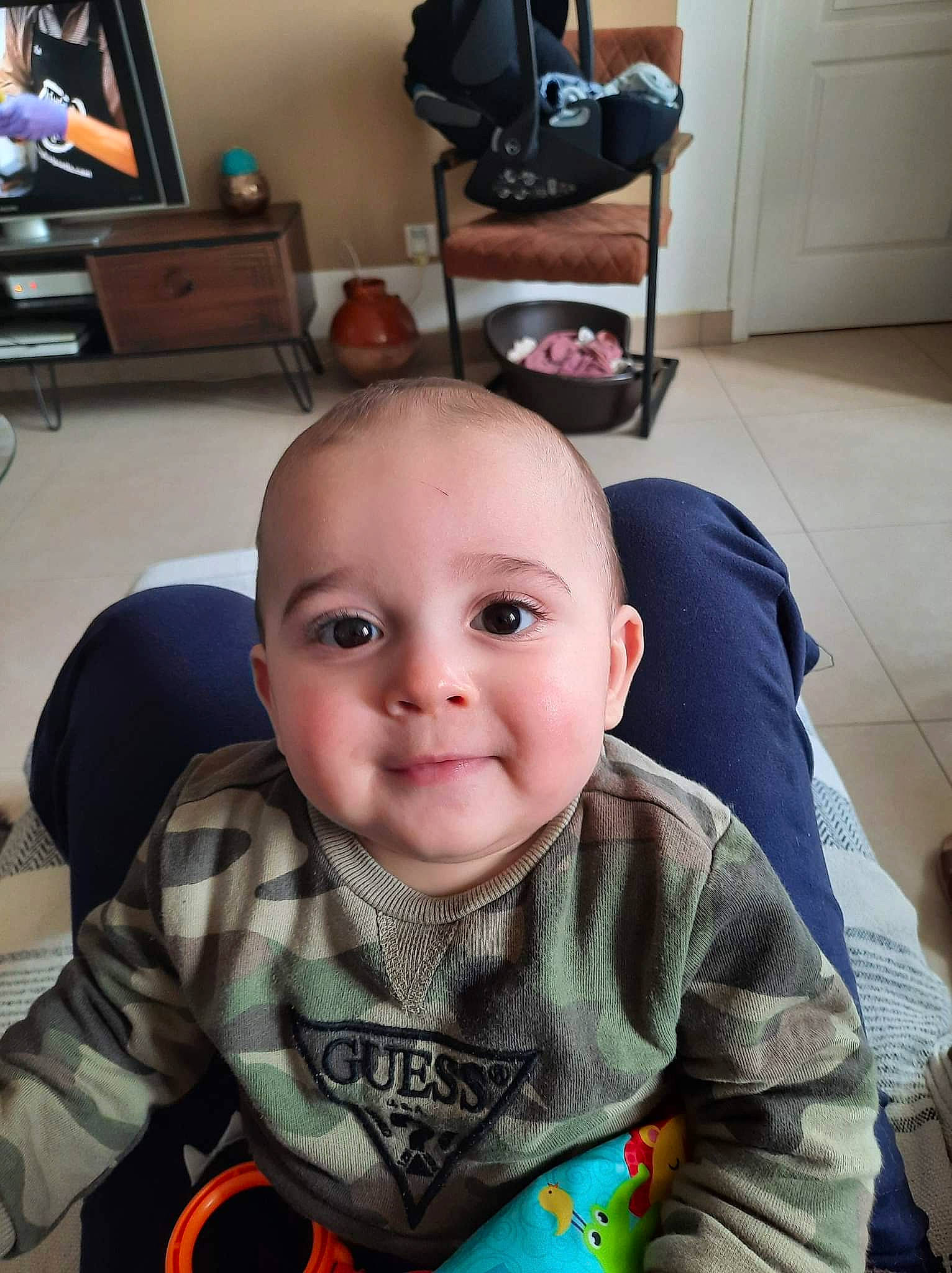 Santu a rejoint le concours — aidez-le/la à gagner de superbes lots ! baby, baby_toddler_clothing, black, cabinetry, chair, cheek, child, floor, flooring, forehead, happy, joy, lip, mouth, nose, person, skin, sleeve, smile, t_shirt