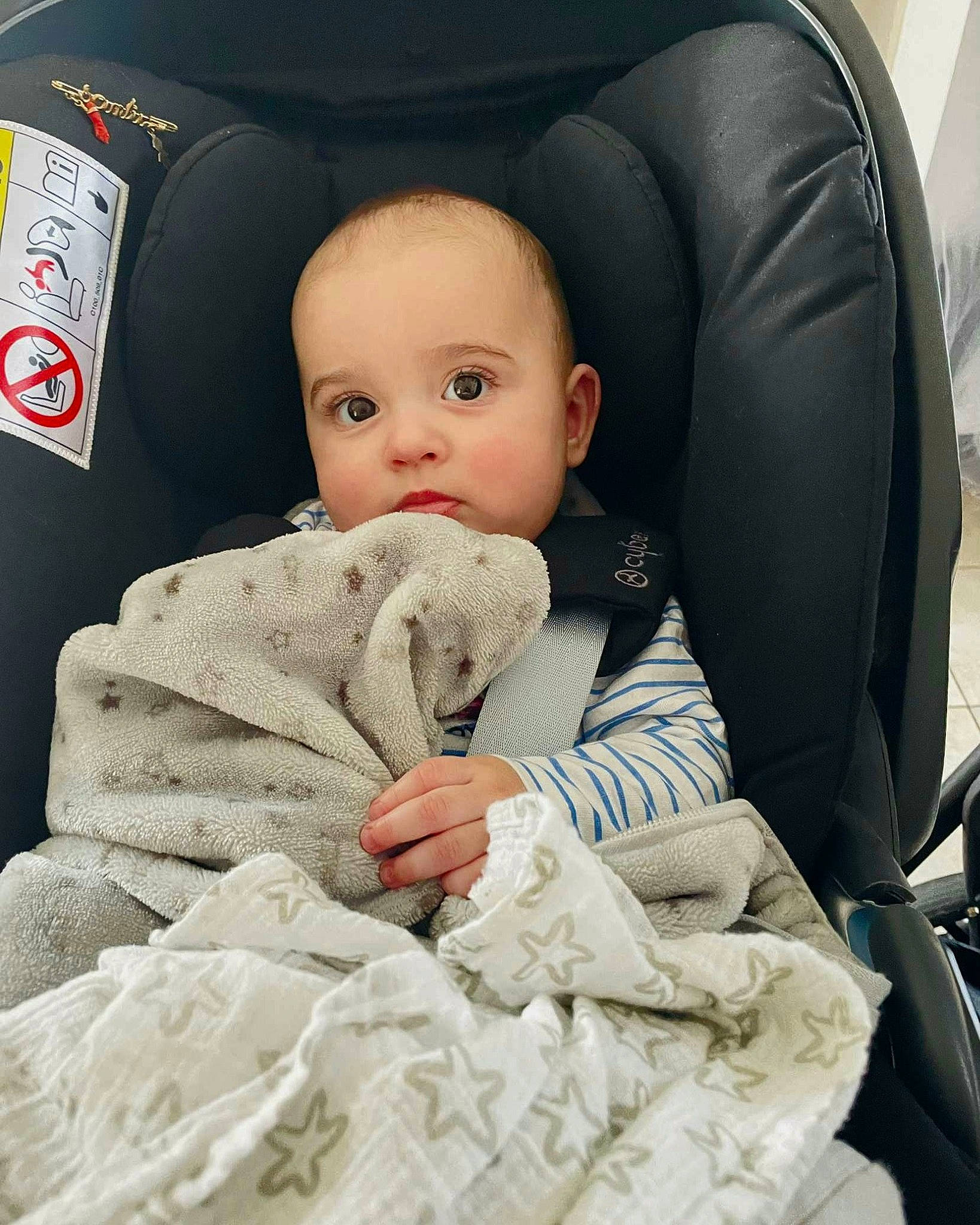 Santu a rejoint le concours — aidez-le/la à gagner de superbes lots ! auto_part, baby, baby_in_car_seat, baby_products, baby_safety, baby_toddler_clothing, car_seat, car_seat_cover, cheek, child, comfort, head_restraint, linens, outerwear, person, product, seat_belt, sitting, skin, sleeve