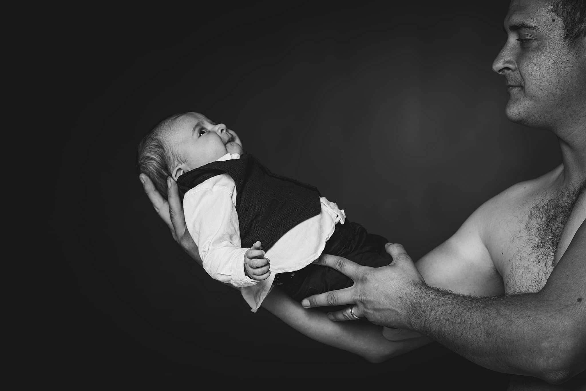 Santu participe au concours pour gagner de l'argent avec cette photo : abdomen, baby, black_hair, chest, comfort, elbow, flash_photography, gesture, hand, happy, interaction, jeans, jewellery, monochrome, monochrome_photography, neck, person, shoulder, style, trunk