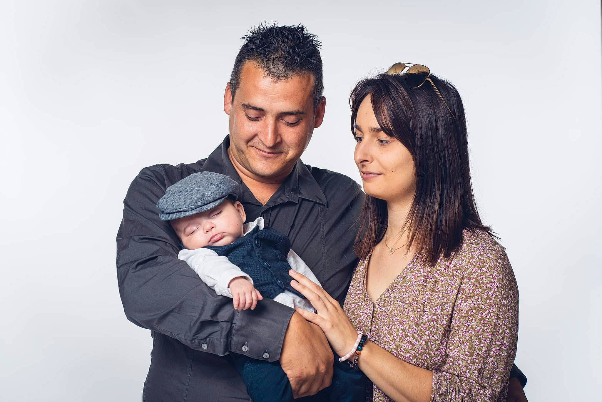 Santu a rejoint le concours — aidez-le/la à gagner de superbes lots ! arm, baby, child, event, facial_expression, family_taking_photos_together, fashion, flash_photography, formal_wear, fun, gesture, happy, headwear, hug, interaction, joy, love, outerwear, person, sitting