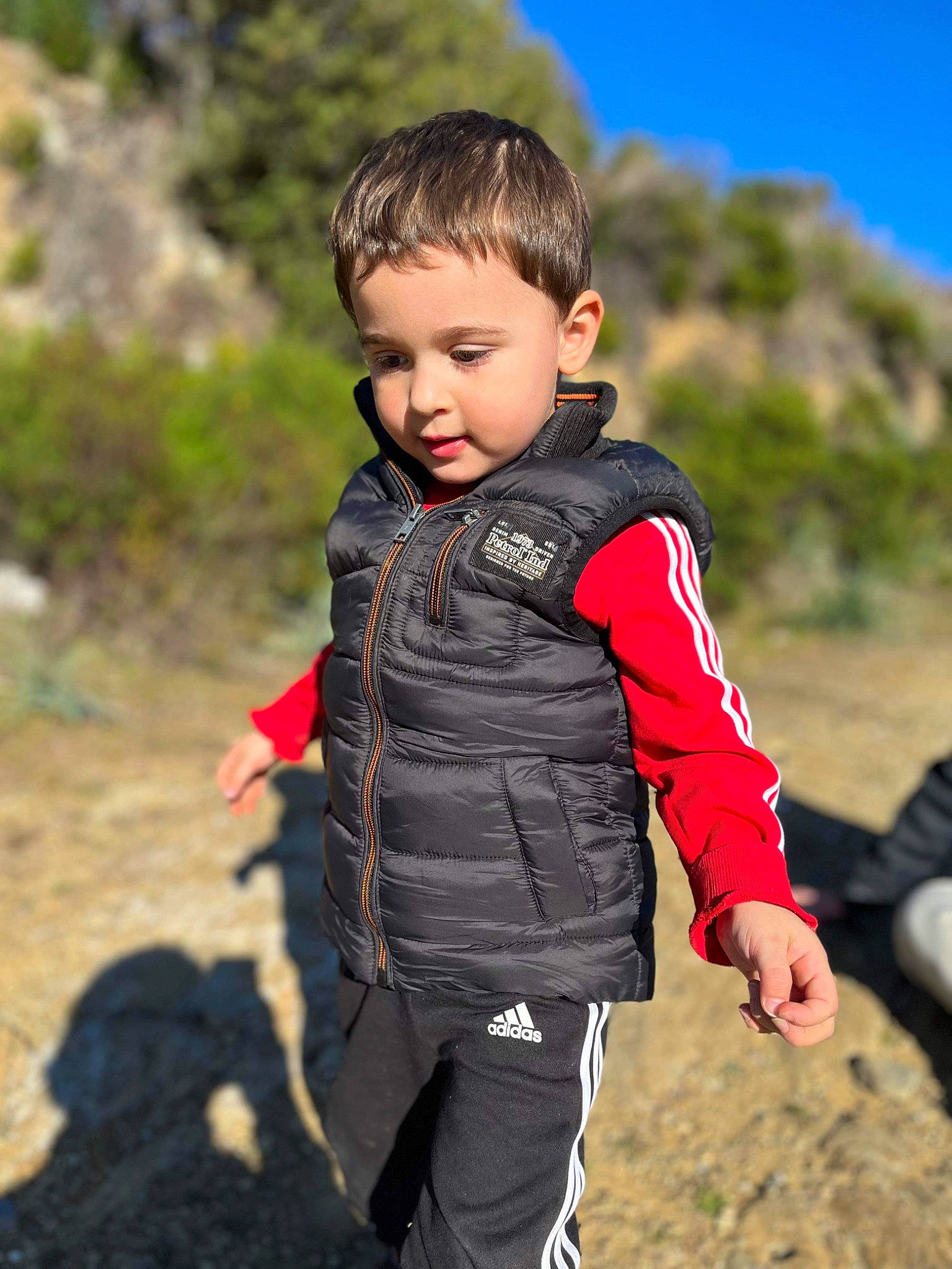 Santu participe au concours pour gagner de l'argent avec cette photo : adventure, baby_toddler_clothing, face, fun, grass, grassland, happy, jacket, landscape, leisure, people_in_nature, person, personal_protective_equipment, recreation, rock, sky, sleeve, soil, toddler, travel