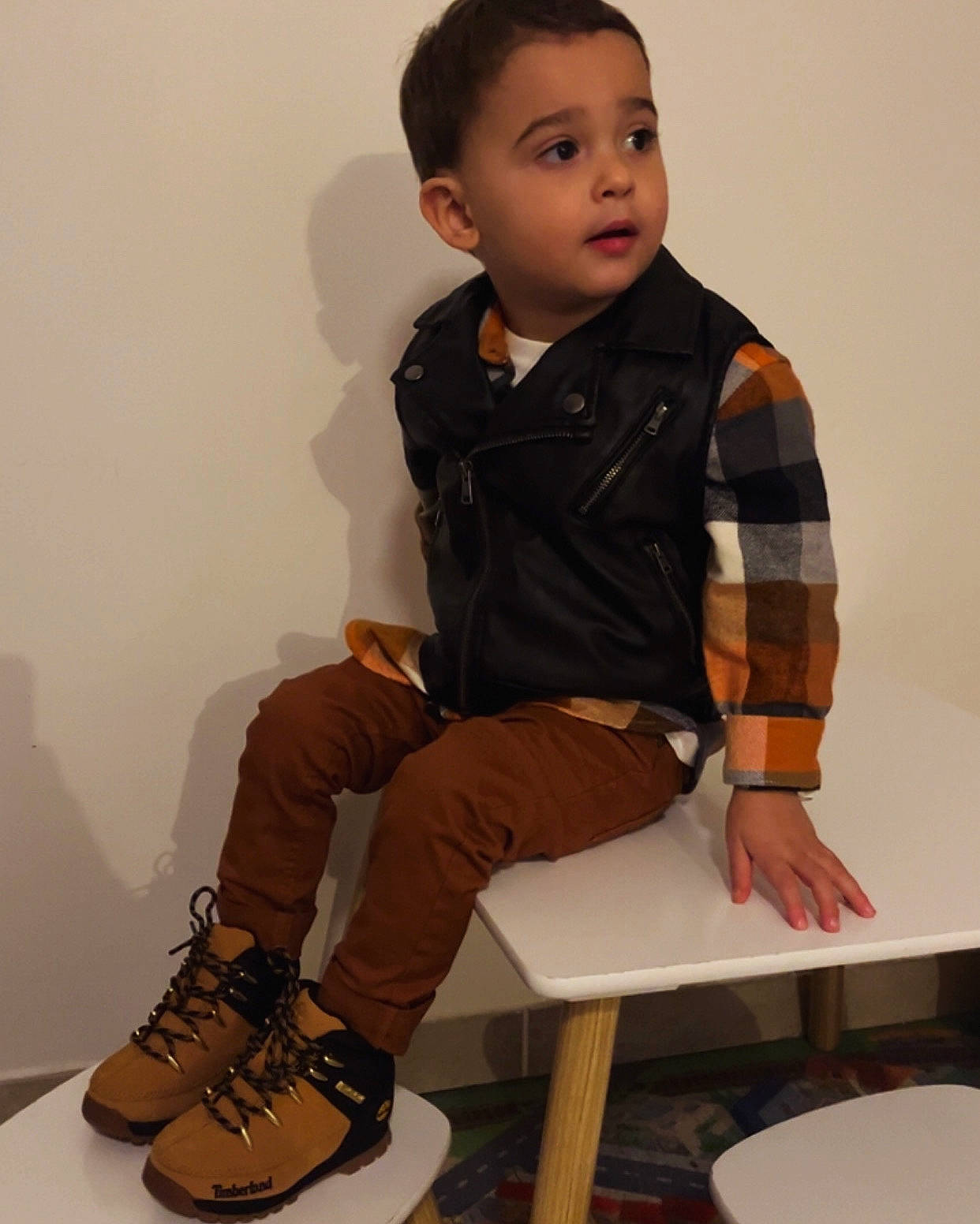 Santu participe au concours pour gagner de l'argent avec cette photo : baby_toddler_clothing, black, collar, comfort, dress_shirt, fashion, fashion_design, human_leg, joint, knee, outdoor_shoe, outerwear, person, sandal, sitting, sleeve, sock, standing, t_shirt, thigh