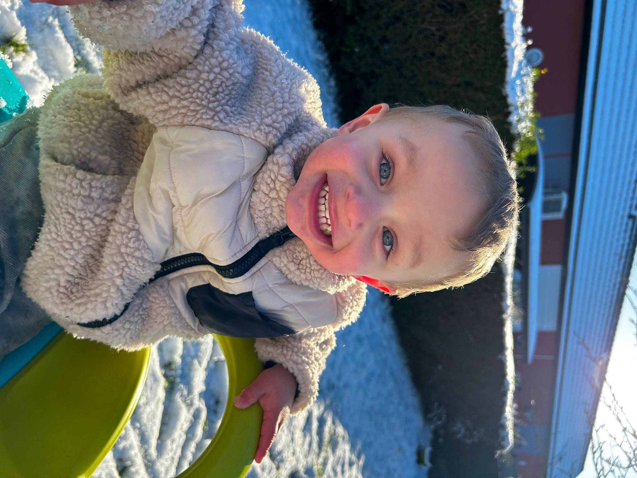 Noa a rejoint le concours — aidez-le/la à gagner de superbes lots ! azure, baby, blue, child, city, electric_blue, face, fun, grass, happy, joy, leaf, leisure, outdoor_play_equipment, people_in_nature, person, play, recreation, smile, toddler