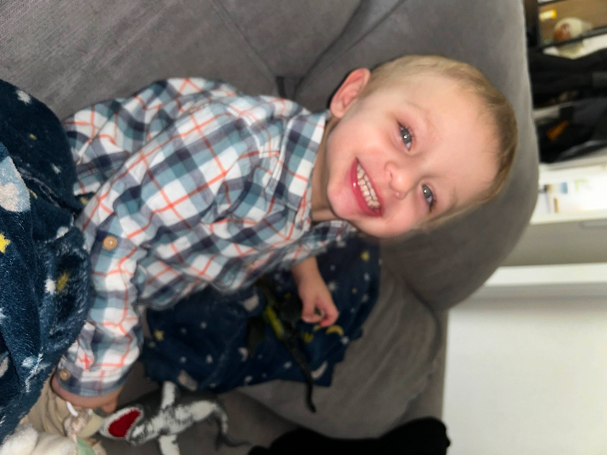 Noa participe au concours pour gagner de l'argent avec cette photo : baby, baby_laughing, baby_toddler_clothing, cheek, child, comfort, fun, happy, iris, joy, mouth, pattern, person, plaid, room, sitting, sleeve, smile, tartan, toddler