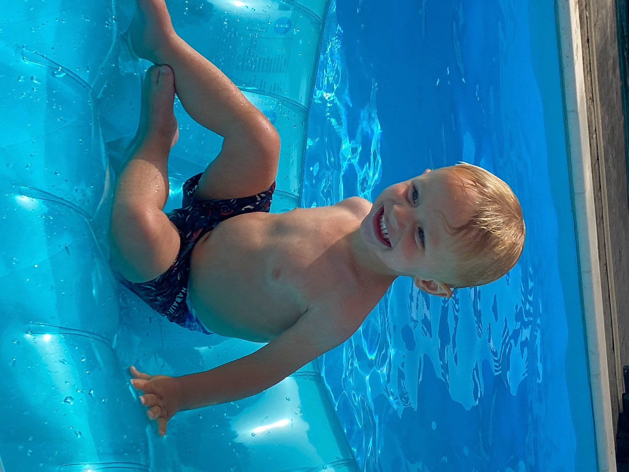 Noa a rejoint le concours — aidez-le/la à gagner de superbes lots ! aqua, azure, bathing, blue, chest, child, elbow, electric_blue, fluid, fun, happy, human_body, joint, joy, leisure, muscle, person, recreation, swimming_pool, swimwear